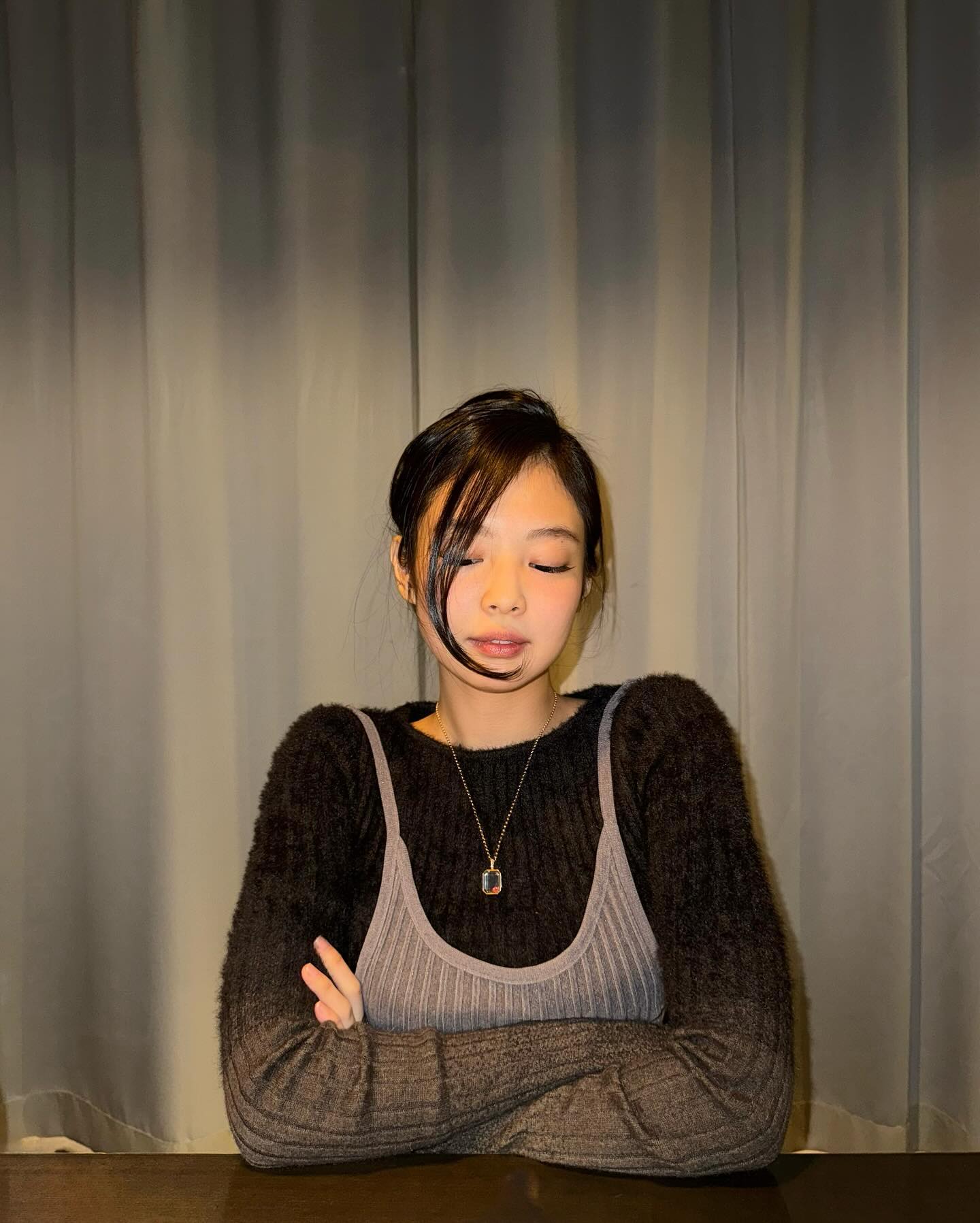 셀럽들이 자주 하는 헤어 치트키❓
얼굴 여백 삭제 되는 더듬이 머리🖤 이미지4