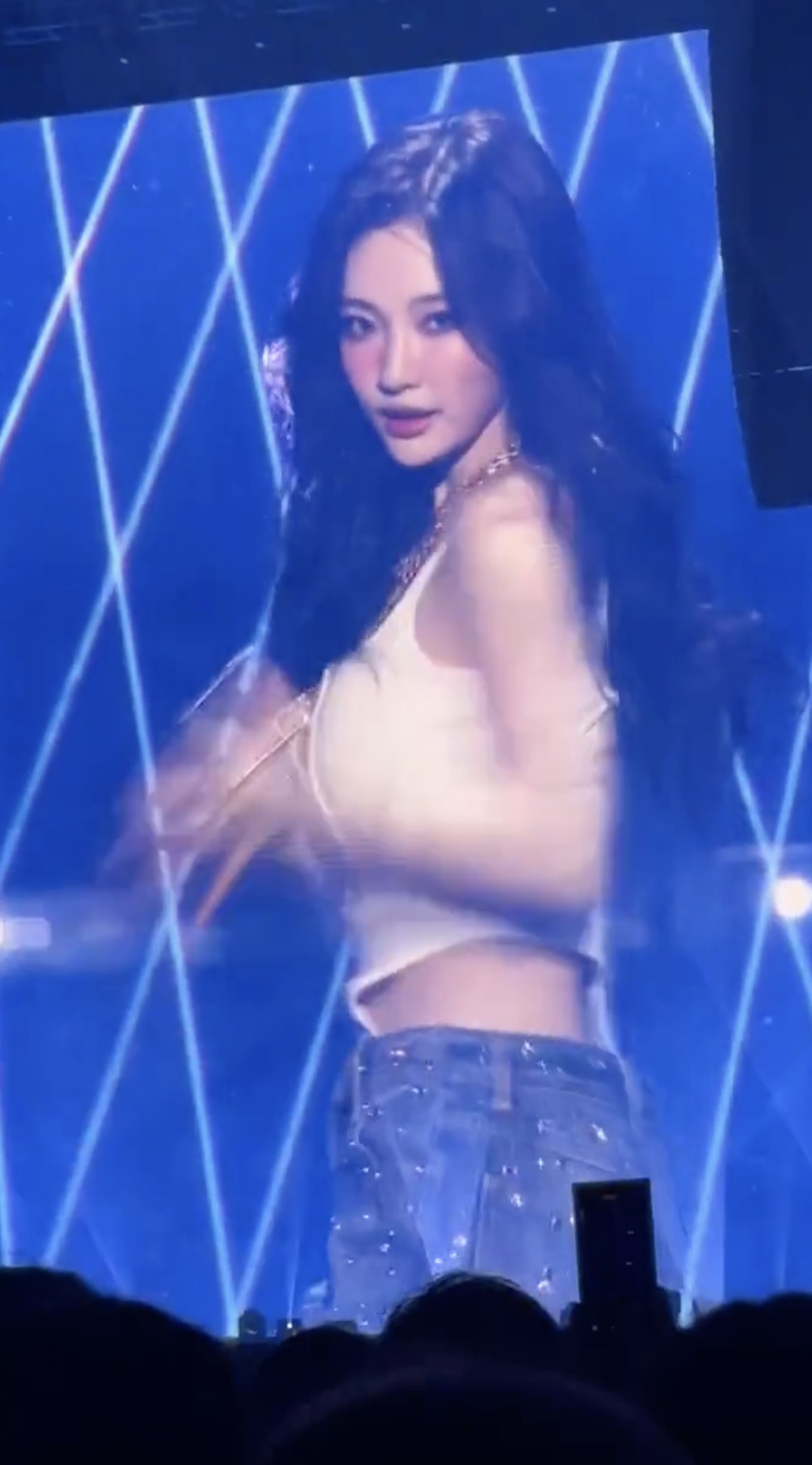 반응 난리났던❤️‍🔥전광판 닝닝
심플해서 더 예쁜 닝닝의 흰청 코디 조합🤍💙 이미지