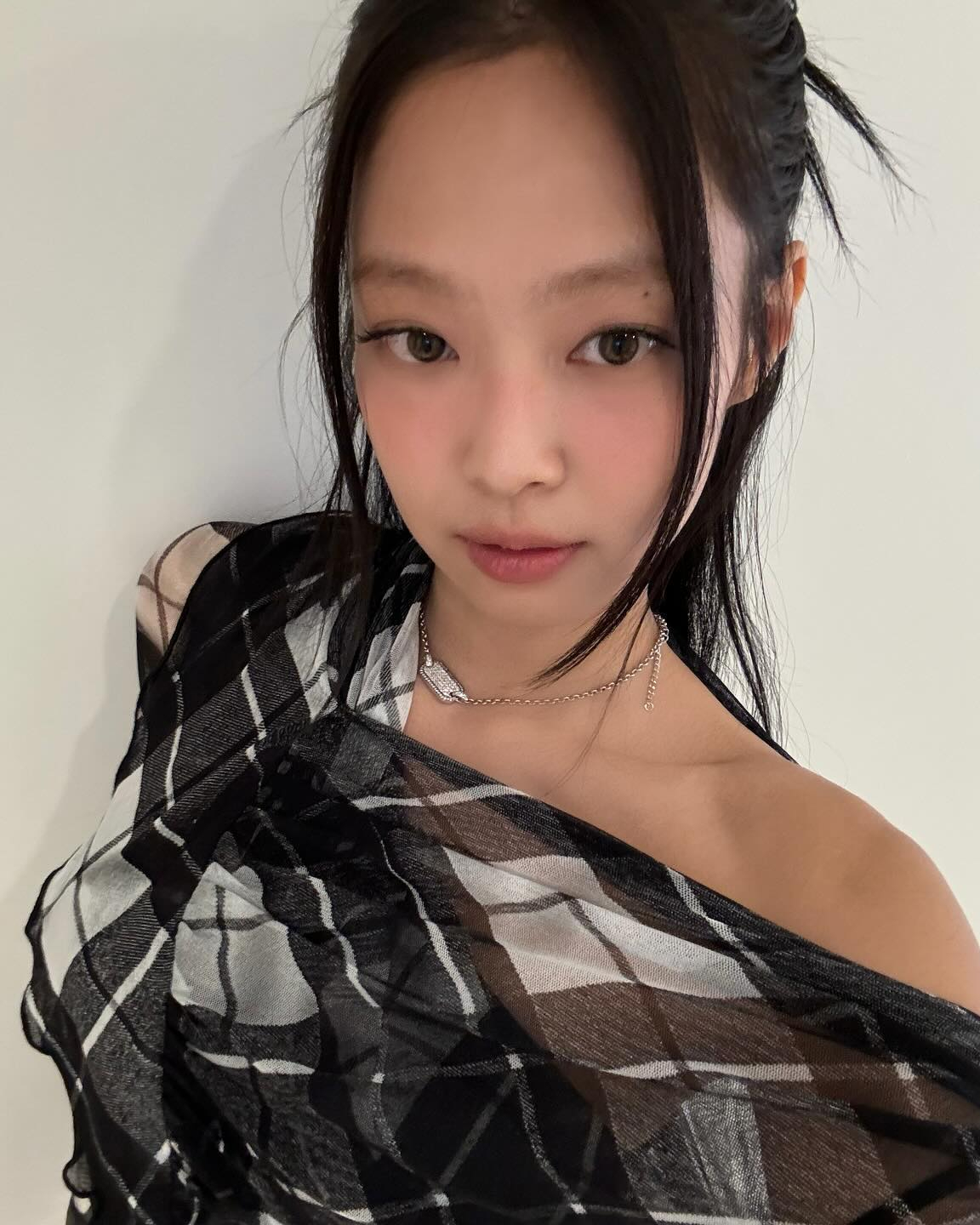 셀럽들이 자주 하는 헤어 치트키❓
얼굴 여백 삭제 되는 더듬이 머리🖤 이미지