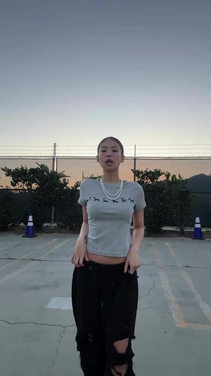 요즘 화제의 제니 릴스 속 팬츠🖤🔥
트리밍버드 데미지 팬츠로 스트릿 무드🫡@젠민수하자

제니가 신곡 'Extra L' 댄스 챌린지에서 입은 바지가 계속 화제가 되고 있습니다. 제니 특유의 힙하면서도 스타일리시한 분위기를 완성해 준 이 팬츠, 어떤 제품인지 함께 알아볼까요?

전면과 후면의 큼지막한 디스트로이드 디테일로 시선을 사로잡는 이 아이템, 트리밍버드(Treeming Bird)의 'Scratch Damage Wide Sweat Pants'로 가격은 17만 9천 원입니다. 스트릿 무드를 살려주는 카고 포켓 디자인이 포인트인데요. 와이드 핏 실루엣으로 다리를 길어 보이게 해 주고, 힙한 무드를 연출하는 데 딱입니다. 팬츠 밑단은 컷아웃 디테일을 적용, 더욱 빈티지한 느낌을 가미했죠.

제니처럼 크롭탑과 매치하면 스포티하면서도 세련된 느낌을 줄 수 있고, 오버사이즈 후드는 물론, 코트와 레더 재킷 등 각종 아우터와 함께 쿨한 스트릿룩을 완성할 수 있습니다. 

트렌디하면서도 부담 없이 데일리룩으로 활용할 수 있는 제니 릴스 속 트렌디한 데미지 스웻 팬츠, 지금 바로 도전해 보세요. 이미지