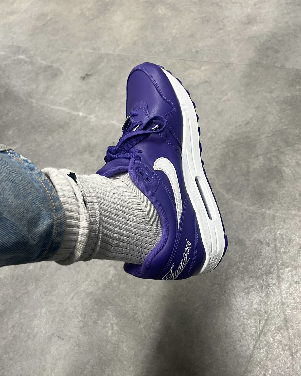 Supreme x Nike Air Max 1 '87 "Varsity Purple" 컬러웨이의 새로운 디테일 공개 🟣

Supreme x Nike Air Max 1 '87 "Varsity Purple" 컬러웨이의 새로운 디테일이 공개되었습니다. 힐 카운터에는 Supreme의 시그니처 슬로건인 "World Famous"가 화이트로 새겨져 있으며, 미드솔 힐 부분에는 "SUPREME" 워드마크가 음각 처리되어 있습니다. 또한, 슈레이스 끝 부분(아글렛)에도 화이트 텍스트로 "World Famous"가 새겨져 있어 세심한 디자인 감각을 더했습니다.

많은 기대를 모았던 Air Max 1 ‘87 컬러웨이들은 이번 컬렉션에서 공개되지 않았는데요. 이는 해당 신발 컬렉션이 다음 주 3월 26일, 에어 맥스 데이(Air Max Day)에 출시될 것이라는 루머에 힘을 더하고 있습니다. 이미지