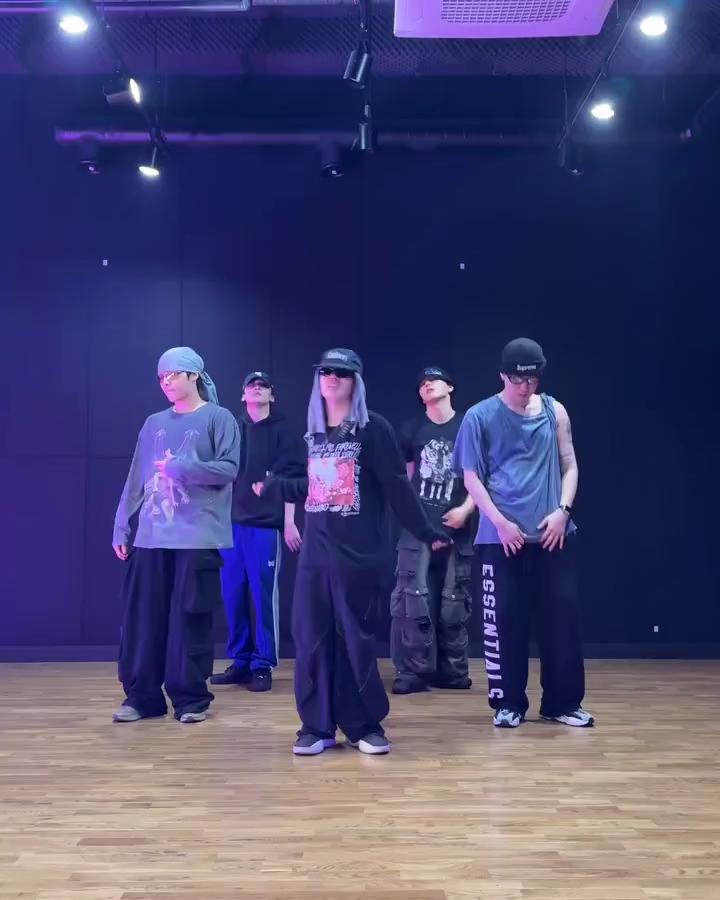 요즘은 이 챌린지 열풍❓❤️

제니의 정규 앨범 타이틀곡 'like JENNIE' 챌린지가 화제입니다. 안무 원작자부터 셀럽들까지 참여한 이 챌린지! 슬라이드를 넘기며 감상해 보세요.❤️‍🔥

1. 위댐보이즈
2. 제로베이스원 성한빈
3. 하츠투하츠 주은
4. 이채연 이미지