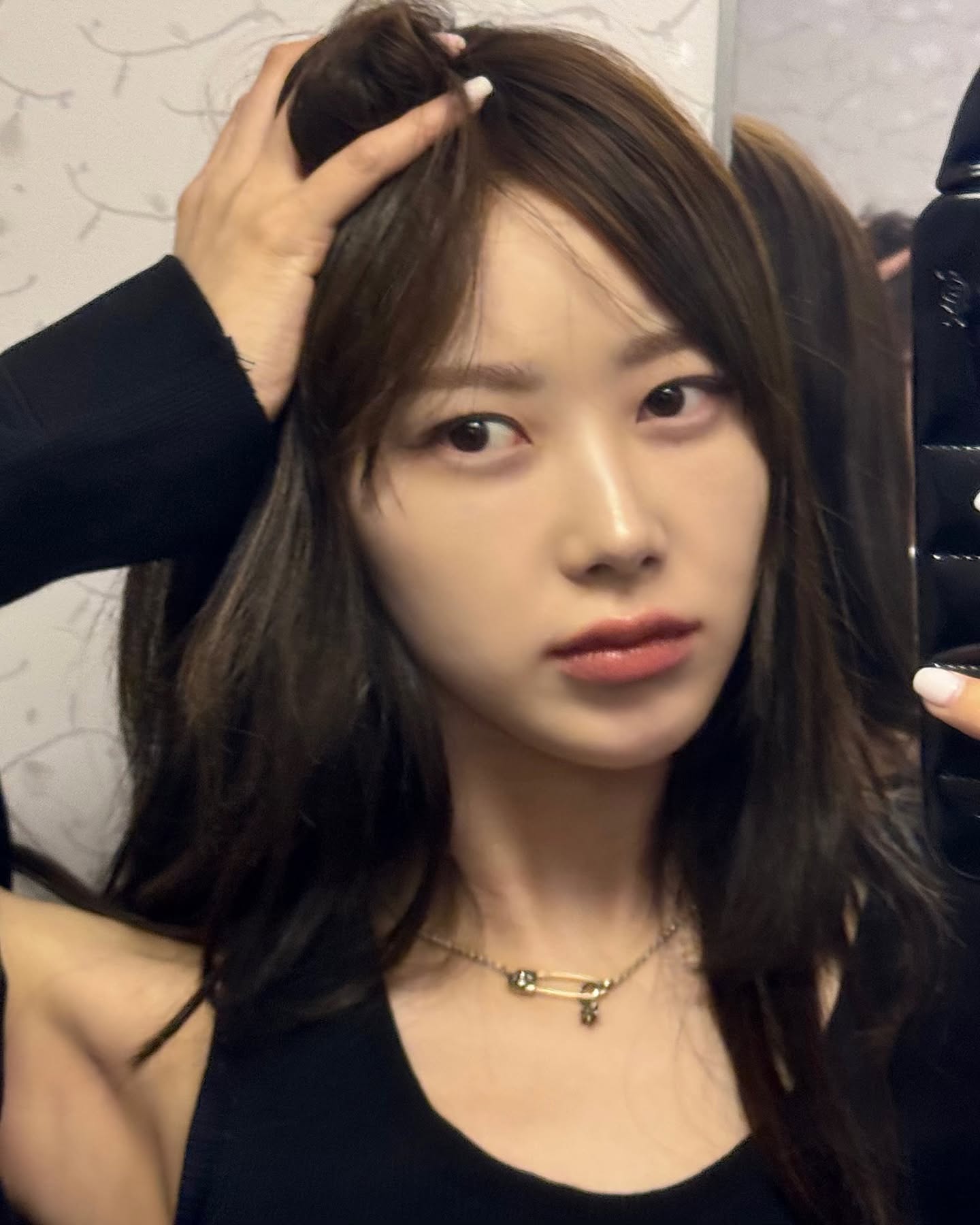 힙한 셀럽들이 사랑하는 브랜드🖤

평소 옷 잘 입기로 유명한 셀럽들이 자주 착용하는 브랜드가 있는데요, 바로 크롬하츠입니다. 특유의 힙한 무드로 코디에 세련된 분위기를 더해주죠. 그럼 셀럽들이 어떤 아이템을 착용했는지 함께 알아볼까요?✨

1. 지젤, 레이 - 목걸이, 안경
2. 지수, 김채원 - 후드집업
3. 권지용, 산다라박 - 비니 이미지