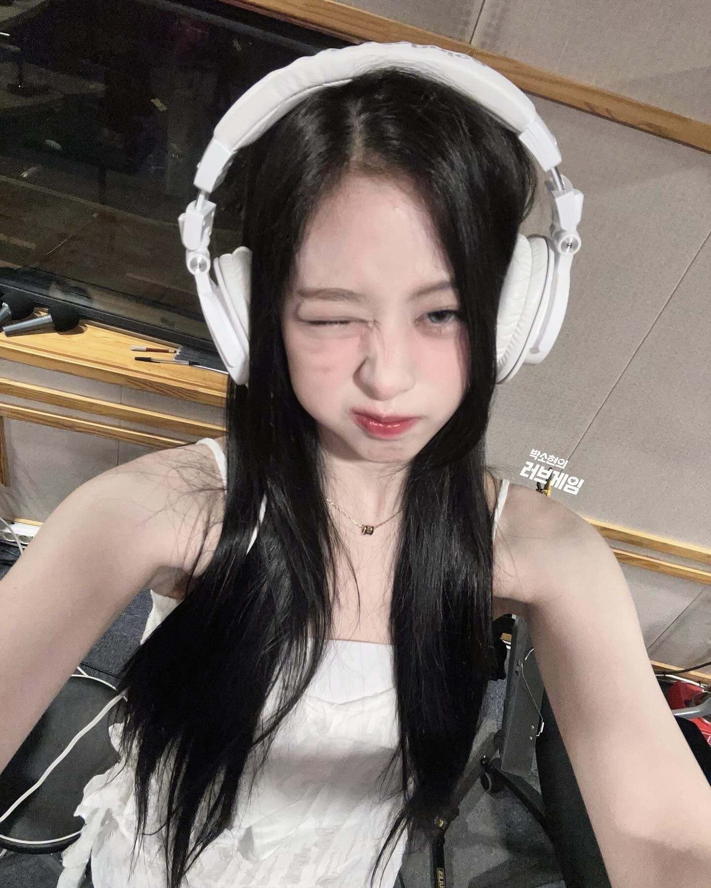 에르메스 입문템으로도 좋은🧡

따뜻한 날씨가 되면 연예인들의 목에 자주 등장하는 이 목걸이, 바로 에르메스의 팝아슈(Pop H) 목걸이입니다. 클래식하면서도 감각적인 디자인 덕분에 스타일에 자연스럽게 녹아드는 아이템이죠.

팝아슈 목걸이는 라커 처리된 메탈 펜던트로 제작되었으며, 에르메스를 상징하는 ‘H’ 로고가 입체적인 곡선을 이루고 있습니다. 기존의 아이코닉한 팝 H 모델을 미니 버전으로 재해석해 더욱 가볍고 세련된 느낌을 줍니다. 심플한 룩에도 자연스럽게 녹아들어, 데일리로 착용하기에도 제격이죠.

떠오르는 사복 장인 베이비몬스터 아현은 화이트 슬리브리스에 팝아슈 목걸이를 매치해 미니멀한 룩을 완성했습니다. 군더더기 없는 깔끔한 조합이라 누구나 따라 하기 쉬운 스타일링이죠.

경리는 블랙 스퀘어넥 원피스와 함께 착용해 우아한 분위기를 더했는데요. 포멀한 룩에도 자연스럽게 어우러져 데일리로 활용하기 좋습니다.

소녀시대 서현은 내추럴한 웨이브 헤어에 팝아슈 목걸이를 더해 심플한 멋을 살렸습니다. 역시 화이트 톤과 골드 체인의 조합은 실패할 확률이 없죠.

여자아이들 미연은 블랙 레이스 톱과 핑크 헤어에 매치해 사랑스러운 무드를 연출했는데요. 이런 러블리한 룩에도 잘 어울린다는 게 팝아슈 목걸이의 장점입니다.

컬러 선택지도 넓어 취향에 맞게 고를 수 있습니다. 기본적인 블랙, 마롱(브라운), 화이트 컬러는 모던한 느낌을 주고, 핑크 같은 컬러는 러블리한 무드를 더해줍니다. 어떤 컬러를 선택해도 특유의 고급스러움은 변하지 않죠.

현재 공식 홈페이지 기준 가격은 약 79만 원대로, 비교적 합리적인 가격으로 에르메스 주얼리를 경험할 수 있는 아이템입니다. 캐주얼한 티셔츠부터 가벼운 원피스까지, 어떤 룩에도 자연스럽게 어울리는 팝아슈 목걸이, 봄여름 스타일링의 완성으로 딱이지 않나요?🧡✔️ 이미지2