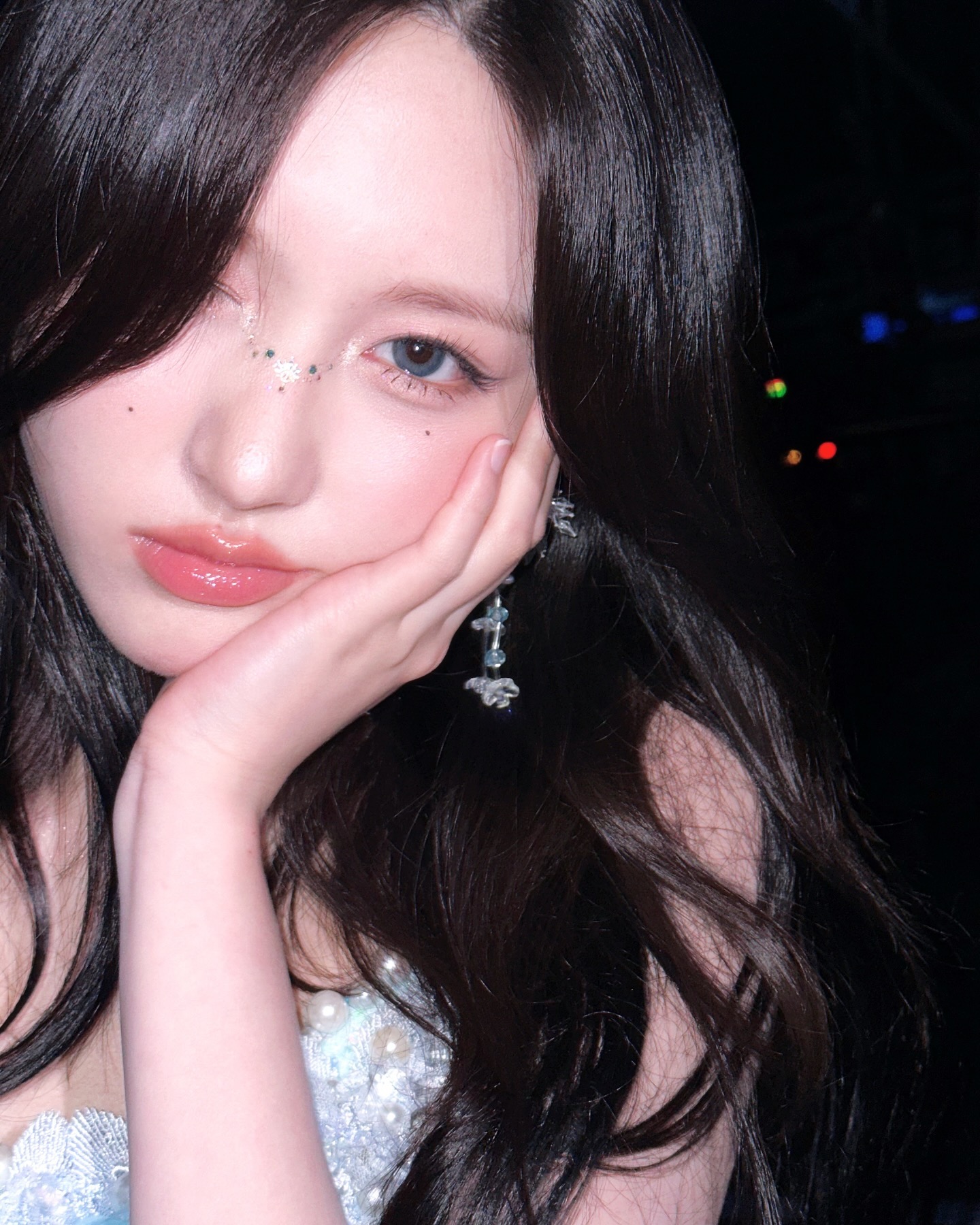 나는 해일까, 달일까?☀️🌙
요즘 해외에서 유행하는 트렌드인 ‘Sun & Moon’은 해와 달을 통해 이미지를 구분하는 방식인데요. 해는 밝고 사랑스러운 느낌을, 달은 차분하고 세련된 분위기를 표현한다고 합니다. 그래서 준비해본 각 그룹을 대표하는 ‘Sun & Moon’ 멤버들! 슬라이드를 넘겨 각 셀럽들의 해와 달 이미지를 확인해보세요.❤️
1. 블랙핑크
☀️: 지수 🌙: 제니
2. 에스파
☀️: 카리나 🌙: 지젤
3. 아이브
☀️: 안유진 🌙: 가을
4. 트와이스
☀️: 나연 🌙: 미나 이미지6