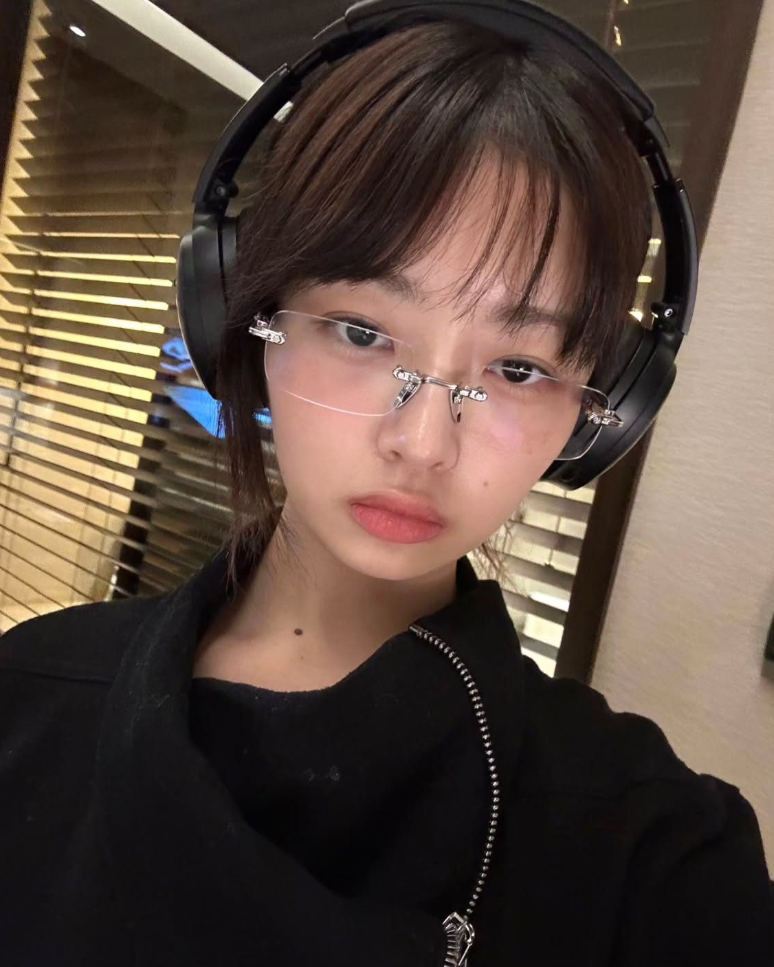 힙한 셀럽들이 사랑하는 브랜드🖤

평소 옷 잘 입기로 유명한 셀럽들이 자주 착용하는 브랜드가 있는데요, 바로 크롬하츠입니다. 특유의 힙한 무드로 코디에 세련된 분위기를 더해주죠. 그럼 셀럽들이 어떤 아이템을 착용했는지 함께 알아볼까요?✨

1. 지젤, 레이 - 목걸이, 안경
2. 지수, 김채원 - 후드집업
3. 권지용, 산다라박 - 비니 이미지2