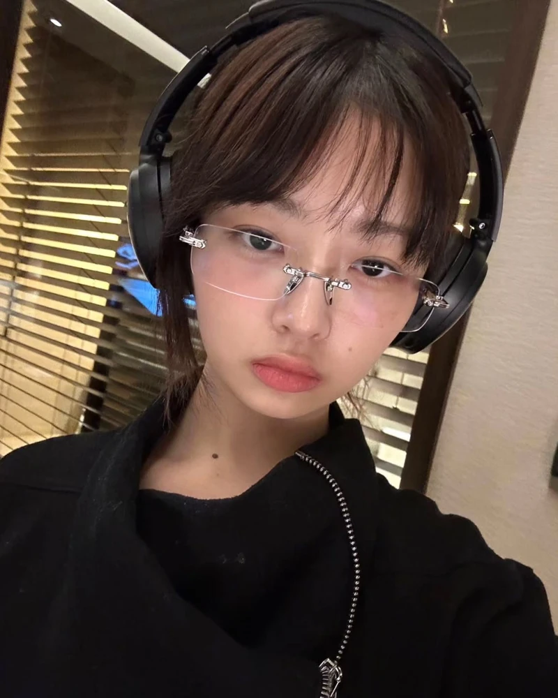 힙한 셀럽들이 사랑하는 브랜드🖤
평소 옷 잘 입기로 유명한 셀럽들이 자주 착용하는 브랜드가 있는데요, 바로 크롬하츠입니다. 특유의 힙한 무드로 코디에 세련된 분위기를 더해주죠. 그럼 셀럽들이 어떤 아이템을 착용했는지 함께 알아볼까요?✨
1. 지젤, 레이 - 목걸이, 안경
2. 지수, 김채원 - 후드집업
3. 권지용, 산다라박 - 비니 이미지2