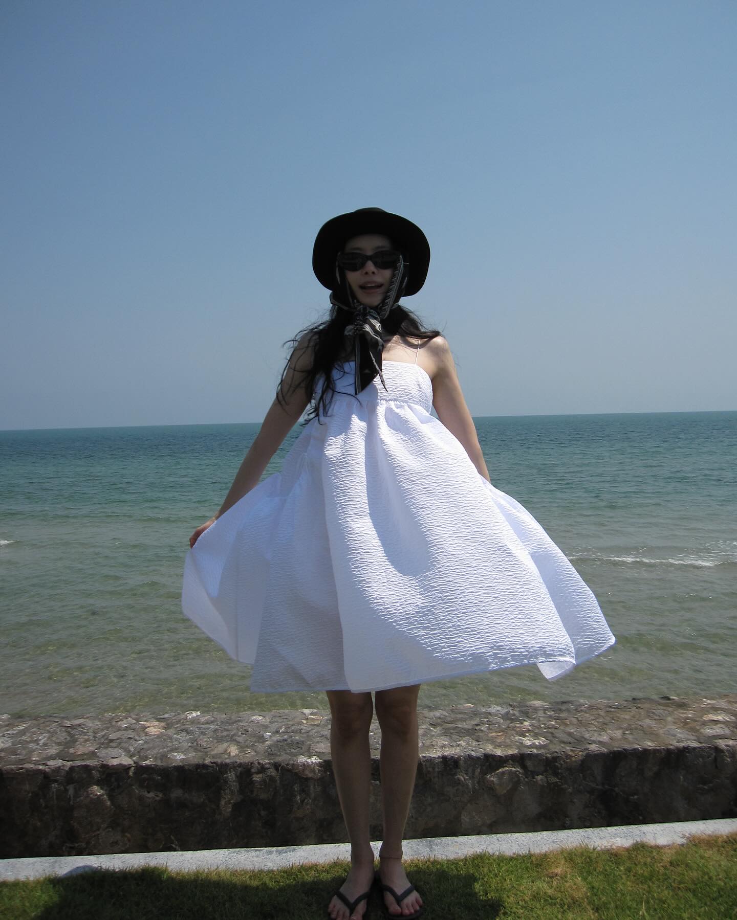 자기관리 끝판왕👙손나은 휴가룩
블랙 비키니 + 화이트 원피스로 완성한 꾸안꾸 휴가룩🌊 이미지10