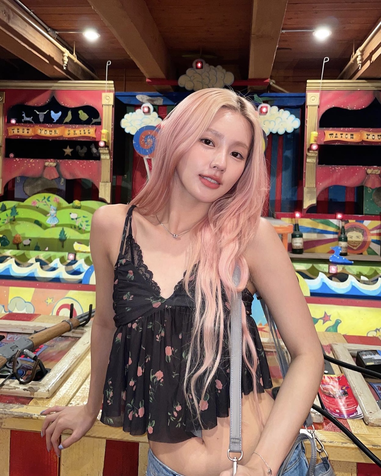 에르메스 입문템으로도 좋은🧡

따뜻한 날씨가 되면 연예인들의 목에 자주 등장하는 이 목걸이, 바로 에르메스의 팝아슈(Pop H) 목걸이입니다. 클래식하면서도 감각적인 디자인 덕분에 스타일에 자연스럽게 녹아드는 아이템이죠.

팝아슈 목걸이는 라커 처리된 메탈 펜던트로 제작되었으며, 에르메스를 상징하는 ‘H’ 로고가 입체적인 곡선을 이루고 있습니다. 기존의 아이코닉한 팝 H 모델을 미니 버전으로 재해석해 더욱 가볍고 세련된 느낌을 줍니다. 심플한 룩에도 자연스럽게 녹아들어, 데일리로 착용하기에도 제격이죠.

떠오르는 사복 장인 베이비몬스터 아현은 화이트 슬리브리스에 팝아슈 목걸이를 매치해 미니멀한 룩을 완성했습니다. 군더더기 없는 깔끔한 조합이라 누구나 따라 하기 쉬운 스타일링이죠.

경리는 블랙 스퀘어넥 원피스와 함께 착용해 우아한 분위기를 더했는데요. 포멀한 룩에도 자연스럽게 어우러져 데일리로 활용하기 좋습니다.

소녀시대 서현은 내추럴한 웨이브 헤어에 팝아슈 목걸이를 더해 심플한 멋을 살렸습니다. 역시 화이트 톤과 골드 체인의 조합은 실패할 확률이 없죠.

여자아이들 미연은 블랙 레이스 톱과 핑크 헤어에 매치해 사랑스러운 무드를 연출했는데요. 이런 러블리한 룩에도 잘 어울린다는 게 팝아슈 목걸이의 장점입니다.

컬러 선택지도 넓어 취향에 맞게 고를 수 있습니다. 기본적인 블랙, 마롱(브라운), 화이트 컬러는 모던한 느낌을 주고, 핑크 같은 컬러는 러블리한 무드를 더해줍니다. 어떤 컬러를 선택해도 특유의 고급스러움은 변하지 않죠.

현재 공식 홈페이지 기준 가격은 약 79만 원대로, 비교적 합리적인 가격으로 에르메스 주얼리를 경험할 수 있는 아이템입니다. 캐주얼한 티셔츠부터 가벼운 원피스까지, 어떤 룩에도 자연스럽게 어울리는 팝아슈 목걸이, 봄여름 스타일링의 완성으로 딱이지 않나요?🧡✔️ 이미지7