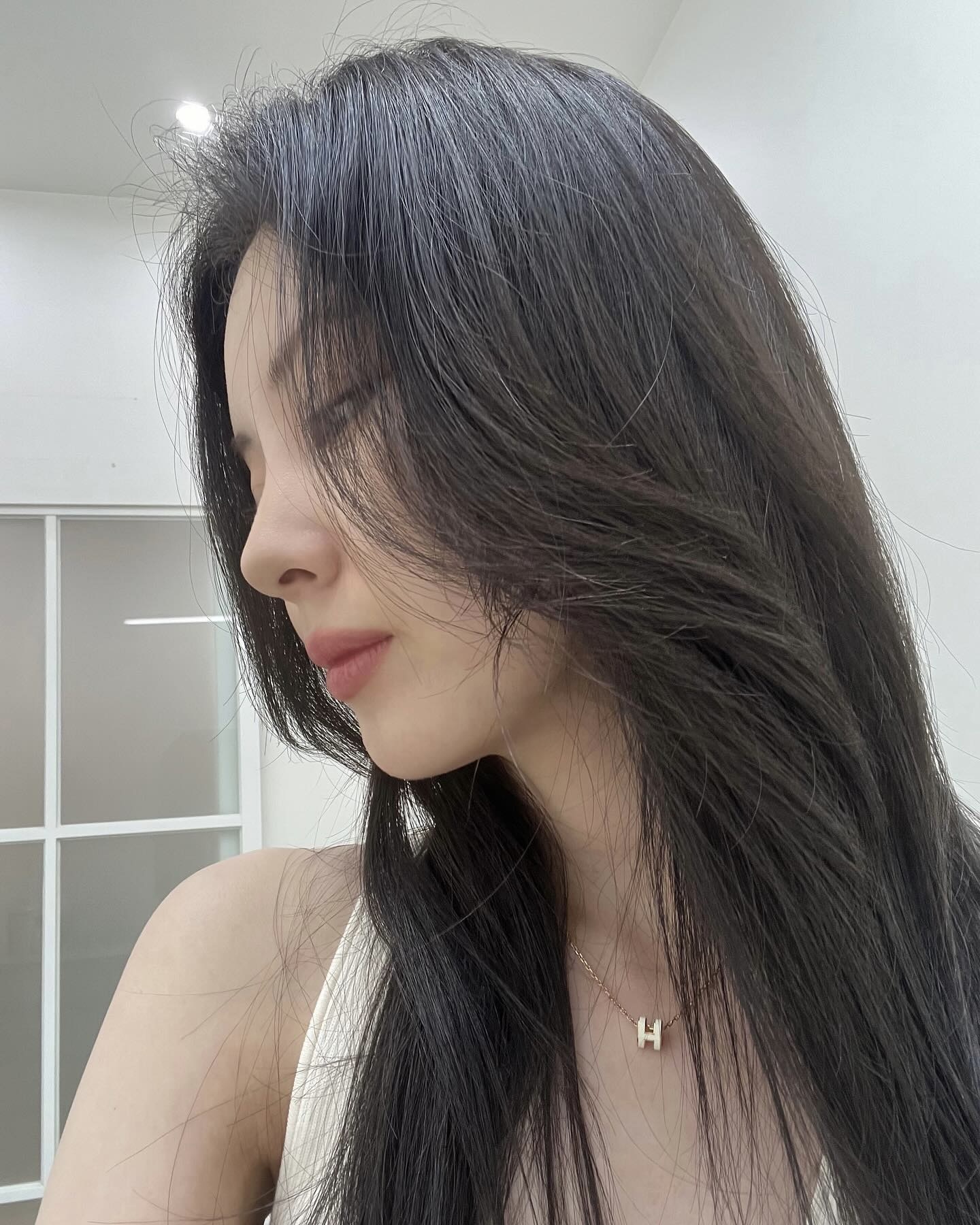 에르메스 입문템으로도 좋은🧡

따뜻한 날씨가 되면 연예인들의 목에 자주 등장하는 이 목걸이, 바로 에르메스의 팝아슈(Pop H) 목걸이입니다. 클래식하면서도 감각적인 디자인 덕분에 스타일에 자연스럽게 녹아드는 아이템이죠.

팝아슈 목걸이는 라커 처리된 메탈 펜던트로 제작되었으며, 에르메스를 상징하는 ‘H’ 로고가 입체적인 곡선을 이루고 있습니다. 기존의 아이코닉한 팝 H 모델을 미니 버전으로 재해석해 더욱 가볍고 세련된 느낌을 줍니다. 심플한 룩에도 자연스럽게 녹아들어, 데일리로 착용하기에도 제격이죠.

떠오르는 사복 장인 베이비몬스터 아현은 화이트 슬리브리스에 팝아슈 목걸이를 매치해 미니멀한 룩을 완성했습니다. 군더더기 없는 깔끔한 조합이라 누구나 따라 하기 쉬운 스타일링이죠.

경리는 블랙 스퀘어넥 원피스와 함께 착용해 우아한 분위기를 더했는데요. 포멀한 룩에도 자연스럽게 어우러져 데일리로 활용하기 좋습니다.

소녀시대 서현은 내추럴한 웨이브 헤어에 팝아슈 목걸이를 더해 심플한 멋을 살렸습니다. 역시 화이트 톤과 골드 체인의 조합은 실패할 확률이 없죠.

여자아이들 미연은 블랙 레이스 톱과 핑크 헤어에 매치해 사랑스러운 무드를 연출했는데요. 이런 러블리한 룩에도 잘 어울린다는 게 팝아슈 목걸이의 장점입니다.

컬러 선택지도 넓어 취향에 맞게 고를 수 있습니다. 기본적인 블랙, 마롱(브라운), 화이트 컬러는 모던한 느낌을 주고, 핑크 같은 컬러는 러블리한 무드를 더해줍니다. 어떤 컬러를 선택해도 특유의 고급스러움은 변하지 않죠.

현재 공식 홈페이지 기준 가격은 약 79만 원대로, 비교적 합리적인 가격으로 에르메스 주얼리를 경험할 수 있는 아이템입니다. 캐주얼한 티셔츠부터 가벼운 원피스까지, 어떤 룩에도 자연스럽게 어울리는 팝아슈 목걸이, 봄여름 스타일링의 완성으로 딱이지 않나요?🧡✔️ 이미지6