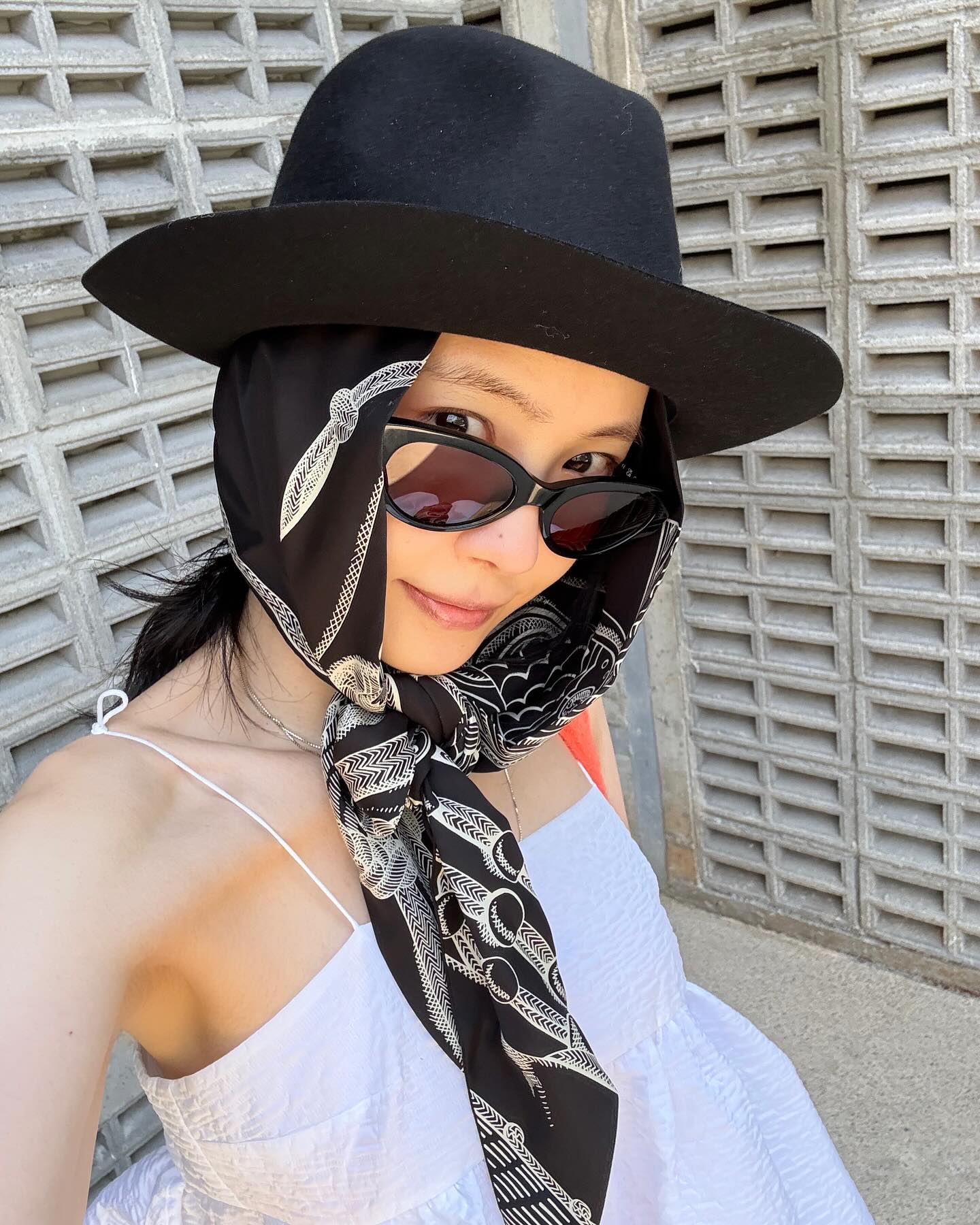 자기관리 끝판왕👙손나은 휴가룩
블랙 비키니 + 화이트 원피스로 완성한 꾸안꾸 휴가룩🌊 이미지9