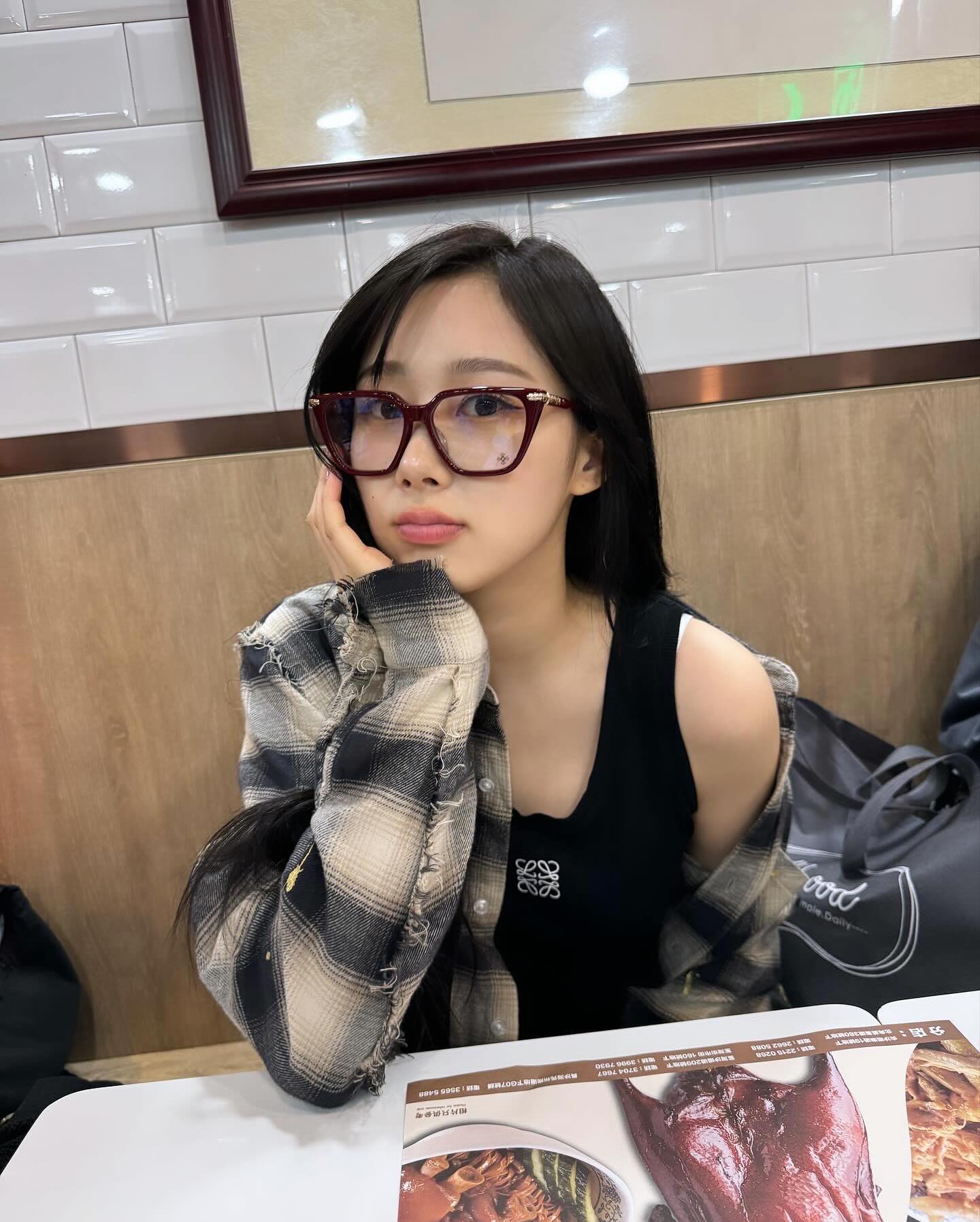힙한 셀럽들이 사랑하는 브랜드🖤

평소 옷 잘 입기로 유명한 셀럽들이 자주 착용하는 브랜드가 있는데요, 바로 크롬하츠입니다. 특유의 힙한 무드로 코디에 세련된 분위기를 더해주죠. 그럼 셀럽들이 어떤 아이템을 착용했는지 함께 알아볼까요?✨

1. 지젤, 레이 - 목걸이, 안경
2. 지수, 김채원 - 후드집업
3. 권지용, 산다라박 - 비니 이미지4