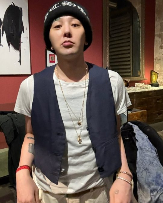 힙한 셀럽들이 사랑하는 브랜드🖤

평소 옷 잘 입기로 유명한 셀럽들이 자주 착용하는 브랜드가 있는데요, 바로 크롬하츠입니다. 특유의 힙한 무드로 코디에 세련된 분위기를 더해주죠. 그럼 셀럽들이 어떤 아이템을 착용했는지 함께 알아볼까요?✨

1. 지젤, 레이 - 목걸이, 안경
2. 지수, 김채원 - 후드집업
3. 권지용, 산다라박 - 비니 이미지7