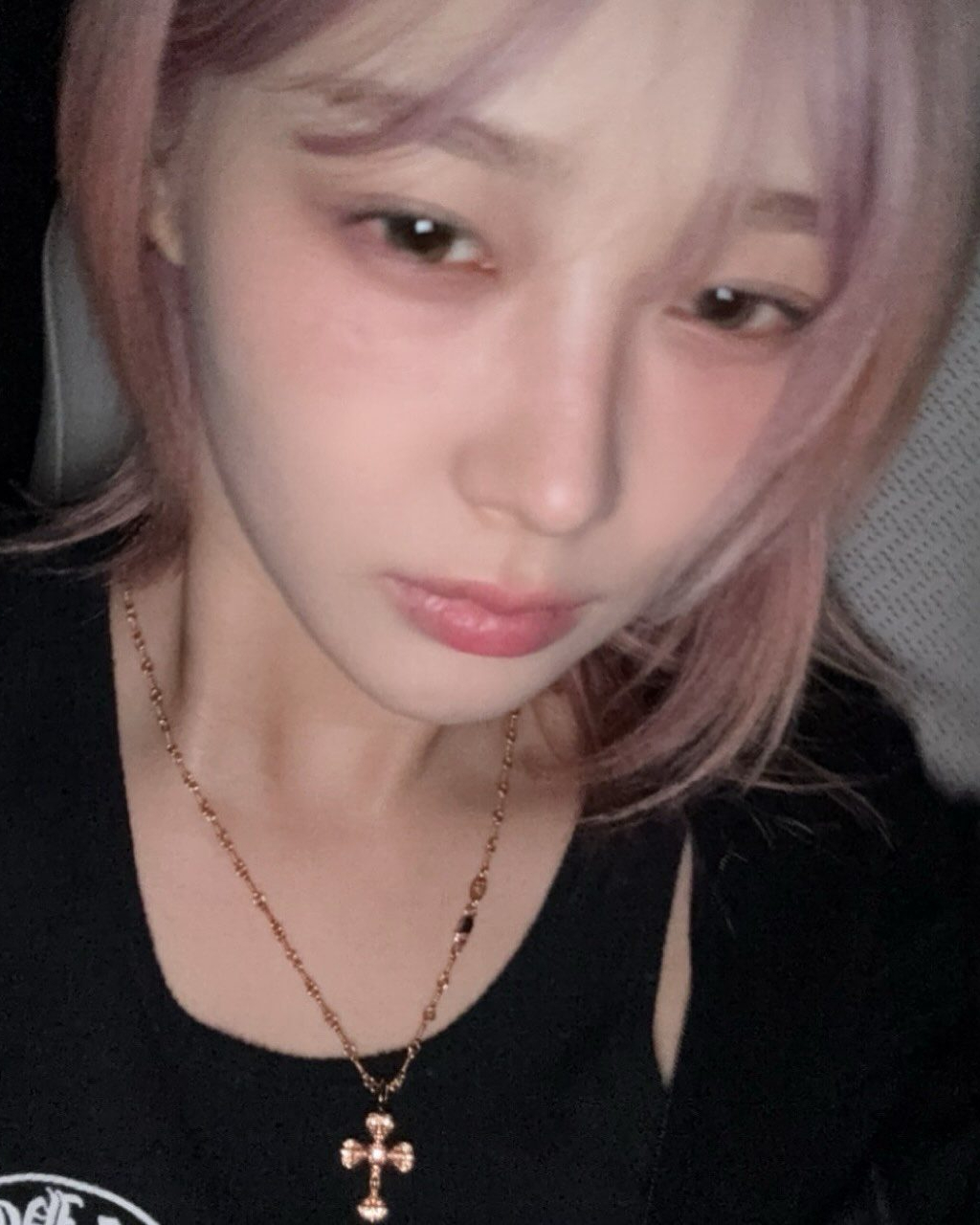 힙한 셀럽들이 사랑하는 브랜드🖤

평소 옷 잘 입기로 유명한 셀럽들이 자주 착용하는 브랜드가 있는데요, 바로 크롬하츠입니다. 특유의 힙한 무드로 코디에 세련된 분위기를 더해주죠. 그럼 셀럽들이 어떤 아이템을 착용했는지 함께 알아볼까요?✨

1. 지젤, 레이 - 목걸이, 안경
2. 지수, 김채원 - 후드집업
3. 권지용, 산다라박 - 비니 이미지3