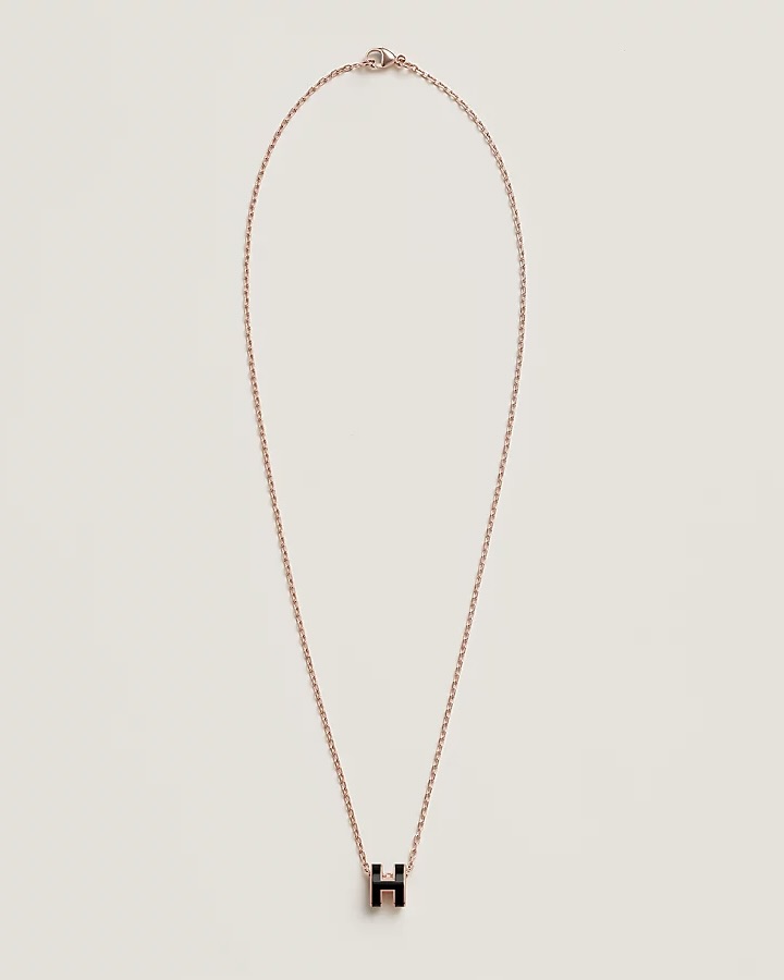 에르메스 입문템으로도 좋은🧡

따뜻한 날씨가 되면 연예인들의 목에 자주 등장하는 이 목걸이, 바로 에르메스의 팝아슈(Pop H) 목걸이입니다. 클래식하면서도 감각적인 디자인 덕분에 스타일에 자연스럽게 녹아드는 아이템이죠.

팝아슈 목걸이는 라커 처리된 메탈 펜던트로 제작되었으며, 에르메스를 상징하는 ‘H’ 로고가 입체적인 곡선을 이루고 있습니다. 기존의 아이코닉한 팝 H 모델을 미니 버전으로 재해석해 더욱 가볍고 세련된 느낌을 줍니다. 심플한 룩에도 자연스럽게 녹아들어, 데일리로 착용하기에도 제격이죠.

떠오르는 사복 장인 베이비몬스터 아현은 화이트 슬리브리스에 팝아슈 목걸이를 매치해 미니멀한 룩을 완성했습니다. 군더더기 없는 깔끔한 조합이라 누구나 따라 하기 쉬운 스타일링이죠.

경리는 블랙 스퀘어넥 원피스와 함께 착용해 우아한 분위기를 더했는데요. 포멀한 룩에도 자연스럽게 어우러져 데일리로 활용하기 좋습니다.

소녀시대 서현은 내추럴한 웨이브 헤어에 팝아슈 목걸이를 더해 심플한 멋을 살렸습니다. 역시 화이트 톤과 골드 체인의 조합은 실패할 확률이 없죠.

여자아이들 미연은 블랙 레이스 톱과 핑크 헤어에 매치해 사랑스러운 무드를 연출했는데요. 이런 러블리한 룩에도 잘 어울린다는 게 팝아슈 목걸이의 장점입니다.

컬러 선택지도 넓어 취향에 맞게 고를 수 있습니다. 기본적인 블랙, 마롱(브라운), 화이트 컬러는 모던한 느낌을 주고, 핑크 같은 컬러는 러블리한 무드를 더해줍니다. 어떤 컬러를 선택해도 특유의 고급스러움은 변하지 않죠.

현재 공식 홈페이지 기준 가격은 약 79만 원대로, 비교적 합리적인 가격으로 에르메스 주얼리를 경험할 수 있는 아이템입니다. 캐주얼한 티셔츠부터 가벼운 원피스까지, 어떤 룩에도 자연스럽게 어울리는 팝아슈 목걸이, 봄여름 스타일링의 완성으로 딱이지 않나요?🧡✔️ 이미지