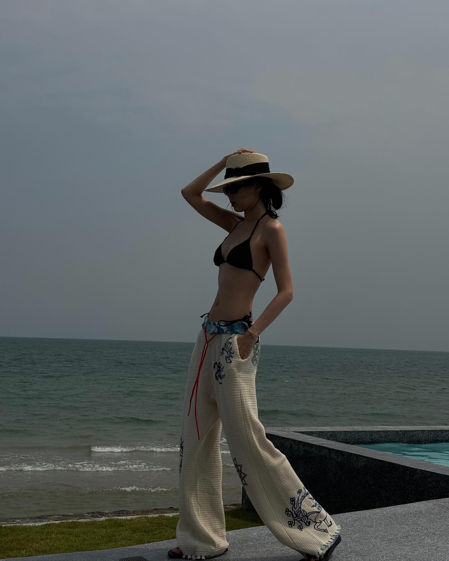 자기관리 끝판왕👙손나은 휴가룩
블랙 비키니 + 화이트 원피스로 완성한 꾸안꾸 휴가룩🌊 이미지3