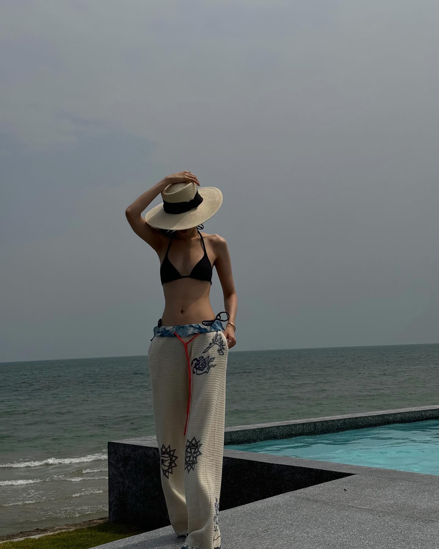 자기관리 끝판왕👙손나은 휴가룩
블랙 비키니 + 화이트 원피스로 완성한 꾸안꾸 휴가룩🌊 이미지5