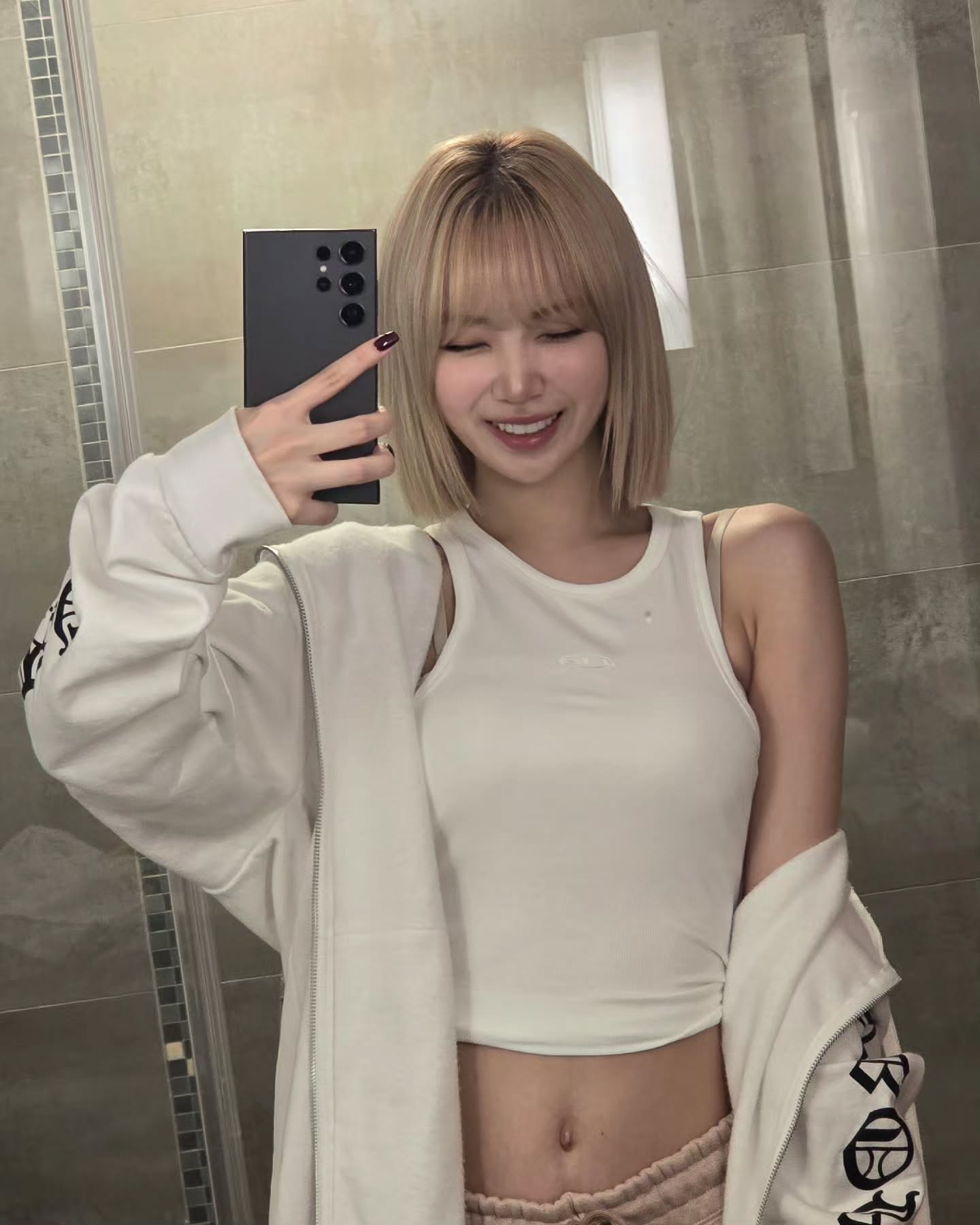 힙한 셀럽들이 사랑하는 브랜드🖤

평소 옷 잘 입기로 유명한 셀럽들이 자주 착용하는 브랜드가 있는데요, 바로 크롬하츠입니다. 특유의 힙한 무드로 코디에 세련된 분위기를 더해주죠. 그럼 셀럽들이 어떤 아이템을 착용했는지 함께 알아볼까요?✨

1. 지젤, 레이 - 목걸이, 안경
2. 지수, 김채원 - 후드집업
3. 권지용, 산다라박 - 비니 이미지6