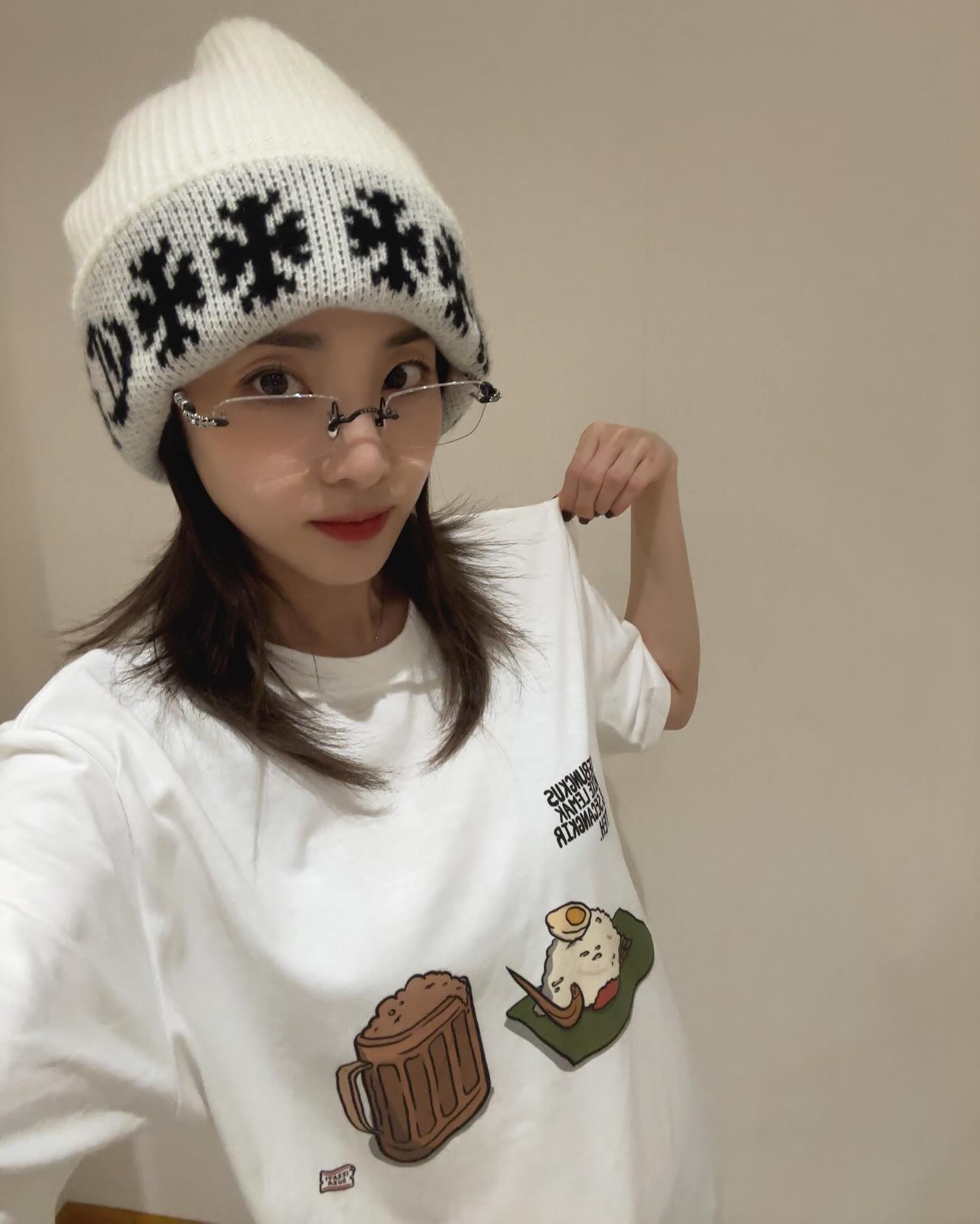 힙한 셀럽들이 사랑하는 브랜드🖤

평소 옷 잘 입기로 유명한 셀럽들이 자주 착용하는 브랜드가 있는데요, 바로 크롬하츠입니다. 특유의 힙한 무드로 코디에 세련된 분위기를 더해주죠. 그럼 셀럽들이 어떤 아이템을 착용했는지 함께 알아볼까요?✨

1. 지젤, 레이 - 목걸이, 안경
2. 지수, 김채원 - 후드집업
3. 권지용, 산다라박 - 비니 이미지8