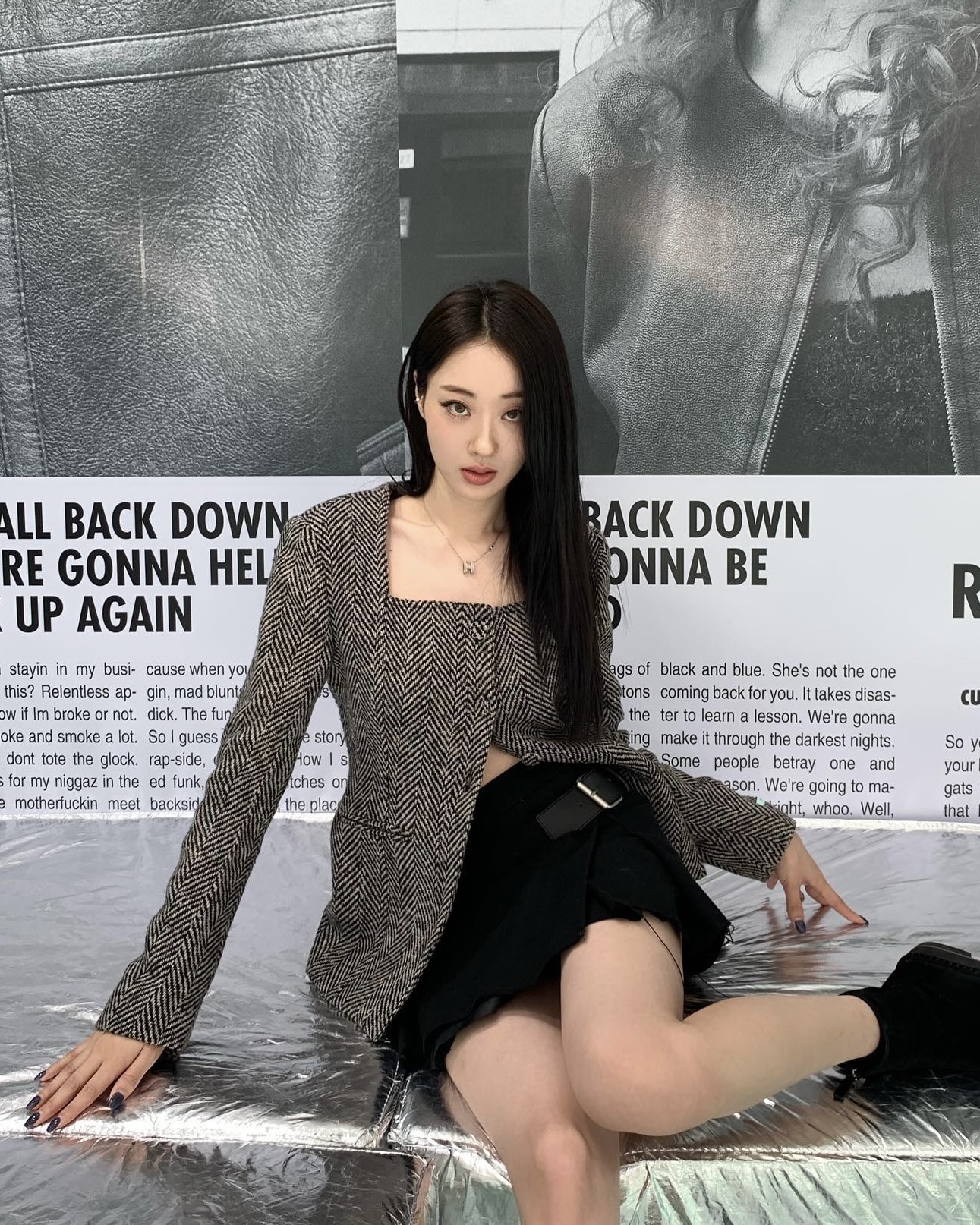 에르메스 입문템으로도 좋은🧡

따뜻한 날씨가 되면 연예인들의 목에 자주 등장하는 이 목걸이, 바로 에르메스의 팝아슈(Pop H) 목걸이입니다. 클래식하면서도 감각적인 디자인 덕분에 스타일에 자연스럽게 녹아드는 아이템이죠.

팝아슈 목걸이는 라커 처리된 메탈 펜던트로 제작되었으며, 에르메스를 상징하는 ‘H’ 로고가 입체적인 곡선을 이루고 있습니다. 기존의 아이코닉한 팝 H 모델을 미니 버전으로 재해석해 더욱 가볍고 세련된 느낌을 줍니다. 심플한 룩에도 자연스럽게 녹아들어, 데일리로 착용하기에도 제격이죠.

떠오르는 사복 장인 베이비몬스터 아현은 화이트 슬리브리스에 팝아슈 목걸이를 매치해 미니멀한 룩을 완성했습니다. 군더더기 없는 깔끔한 조합이라 누구나 따라 하기 쉬운 스타일링이죠.

경리는 블랙 스퀘어넥 원피스와 함께 착용해 우아한 분위기를 더했는데요. 포멀한 룩에도 자연스럽게 어우러져 데일리로 활용하기 좋습니다.

소녀시대 서현은 내추럴한 웨이브 헤어에 팝아슈 목걸이를 더해 심플한 멋을 살렸습니다. 역시 화이트 톤과 골드 체인의 조합은 실패할 확률이 없죠.

여자아이들 미연은 블랙 레이스 톱과 핑크 헤어에 매치해 사랑스러운 무드를 연출했는데요. 이런 러블리한 룩에도 잘 어울린다는 게 팝아슈 목걸이의 장점입니다.

컬러 선택지도 넓어 취향에 맞게 고를 수 있습니다. 기본적인 블랙, 마롱(브라운), 화이트 컬러는 모던한 느낌을 주고, 핑크 같은 컬러는 러블리한 무드를 더해줍니다. 어떤 컬러를 선택해도 특유의 고급스러움은 변하지 않죠.

현재 공식 홈페이지 기준 가격은 약 79만 원대로, 비교적 합리적인 가격으로 에르메스 주얼리를 경험할 수 있는 아이템입니다. 캐주얼한 티셔츠부터 가벼운 원피스까지, 어떤 룩에도 자연스럽게 어울리는 팝아슈 목걸이, 봄여름 스타일링의 완성으로 딱이지 않나요?🧡✔️ 이미지4
