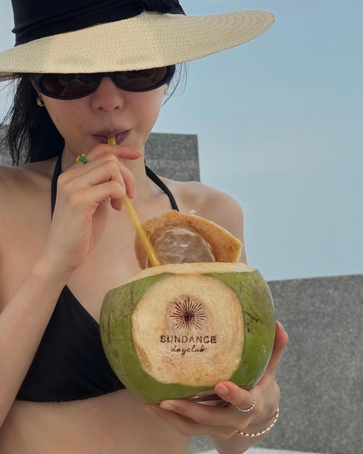 자기관리 끝판왕👙손나은 휴가룩
블랙 비키니 + 화이트 원피스로 완성한 꾸안꾸 휴가룩🌊 이미지7