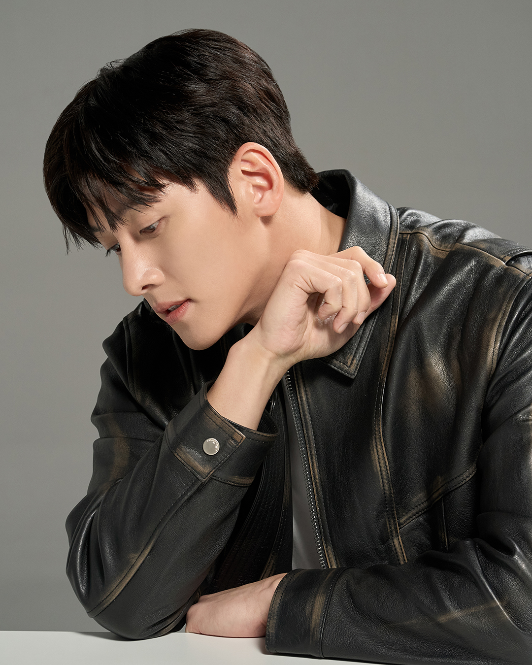 대세 배우의 청정라거🍺
지창욱 x 테라 역대급 조합 탄생 #광고

지창욱이 국내 대표맥주 청정라거 테라의 새 얼굴로 발탁되며 청량한 매력을 제대로 발산했습니다.

그는 첫 TV광고 <청정한 하루>에서 액션 배우, 사진작가, 직장인, 대학생 1인 4역을 소화하며 바쁜 하루 끝, 테라 한 잔으로 청정하게 리프레시하는 모습을 임팩트 있게 표현했습니다.

영상 속 지창욱의 긍정적이고 활력 넘치는 에너지와 청정한 미소가 테라와 아주 잘 어울리는데요.
이 둘의 케미가 앞으로 어떤 시너지를 보여줄 지 벌써부터 기대가 됩니다.

오늘 공개된 NEW 모델 지창욱의 첫 테라 광고는 지금 바로 슬라이드를 넘겨 확인하실 수 있습니다.

※ 경고: 지나친 음주는 뇌졸중, 기억력 손상이나 치매를 유발합니다. 임신 중 음주는 기형아 출생 위험을 높입니다. 이미지6