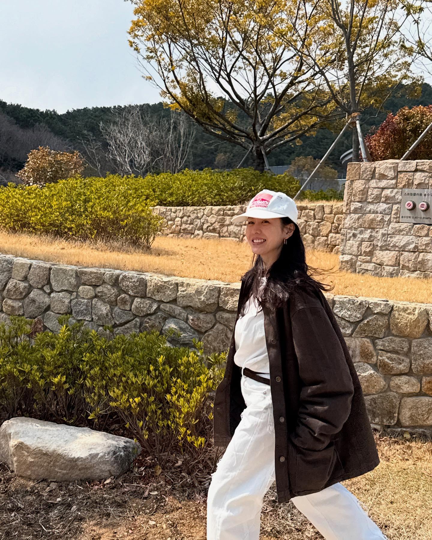 미모도, 스타일도 완벽💯
손예진 PICK 나들이룩 리스트📚

- 모자: 애프터매스 CIGAR 5 PANEL BALL CAP-OFF WHITE / 52,000원
- 자켓: 프라다 캔버스 재킷 브라운 / 7,500,000원
- 바지: 올드파크 BIAS JEANS, WHITE / 580,000원
- 신발: 골든구스 그레이 스타 메탈릭 레더 & 실버 메쉬 라이트스타 / 898,000원
- 가방: 보테가베네타 스몰 안디아모 블랙 / 6,250,000원 이미지