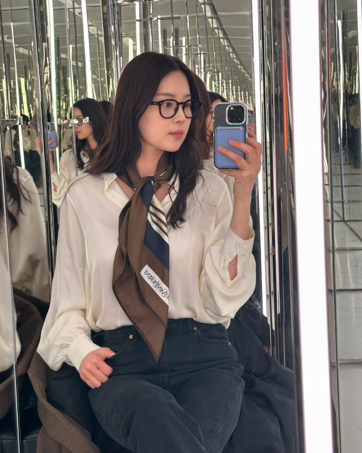 세련미 UP✨셀럽들의 스카프 3

봄 코디하면 떠오르는 아이템, 스카프는 코디에 세련미를 더해줄 뿐만 아니라 포인트템 역할도 톡톡히 하는데요. 선물용으로도 좋은 스카프는 한 번 구매하면 다양한 스타일에 활용할 수 있어 꼭 추천하는 패션 아이템이랍니다.

그래서 준비한 셀럽들이 선택한 스카프 3가지를 소개해드릴게요!
1. 김지원: 아비나펠르 - 롱 트윌리 실크 스카프 네이비
2. 한지혜: 생 로랑 - 스퀘어 실크 트윌 소재 스퀘어 스카프
3. 고소영: 로로피아나 - 트라이앵글 스카프 이미지