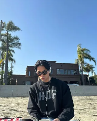 가볍지만 스타일은 두둑히, 맨투맨 하나면 충분🏷️
맨투맨 하나로 미니멀하고 스트릿한 무드 내보기 좋은 아이템 리스트!
- 허프 아치로고 크루넥
- 칼하트 WIP x 아이앱 스튜디오 포켓 스웨트셔츠
- 슈프림 박스로고 크루넥
- 디스이즈네버댓 x 뉴발란스 스웻셔츠
- 컬렉트피시스 에브리데이 스웻셔츠
주말에는 아우터 벗고 맨투맨 하나로 감각적인 룩 완성해보기☀️ 이미지