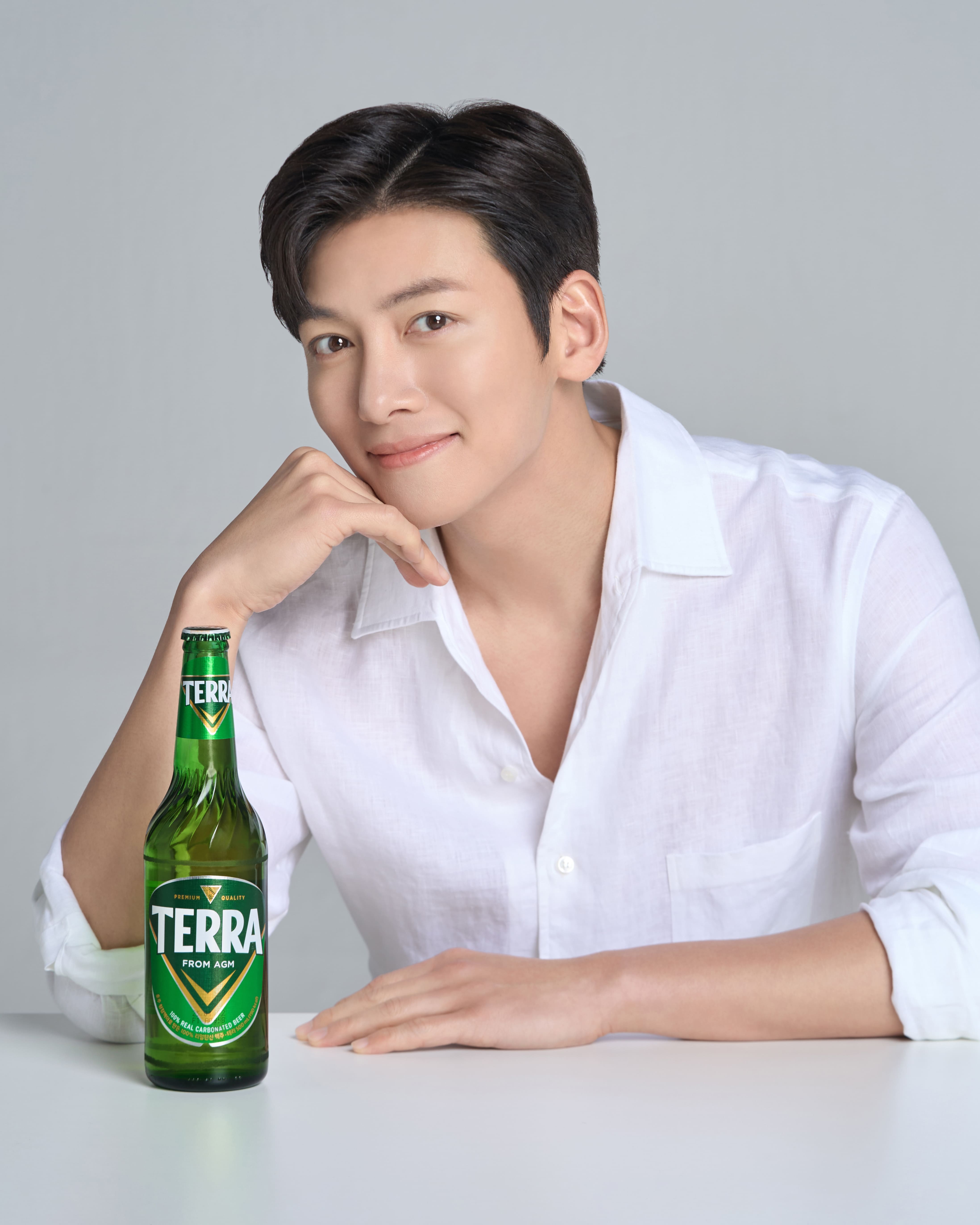 대세 배우의 청정라거🍺
지창욱 x 테라 역대급 조합 탄생 #광고

지창욱이 국내 대표맥주 청정라거 테라의 새 얼굴로 발탁되며 청량한 매력을 제대로 발산했습니다.

그는 첫 TV광고 <청정한 하루>에서 액션 배우, 사진작가, 직장인, 대학생 1인 4역을 소화하며 바쁜 하루 끝, 테라 한 잔으로 청정하게 리프레시하는 모습을 임팩트 있게 표현했습니다.

영상 속 지창욱의 긍정적이고 활력 넘치는 에너지와 청정한 미소가 테라와 아주 잘 어울리는데요.
이 둘의 케미가 앞으로 어떤 시너지를 보여줄 지 벌써부터 기대가 됩니다.

오늘 공개된 NEW 모델 지창욱의 첫 테라 광고는 지금 바로 슬라이드를 넘겨 확인하실 수 있습니다.

※ 경고: 지나친 음주는 뇌졸중, 기억력 손상이나 치매를 유발합니다. 임신 중 음주는 기형아 출생 위험을 높입니다. 이미지4
