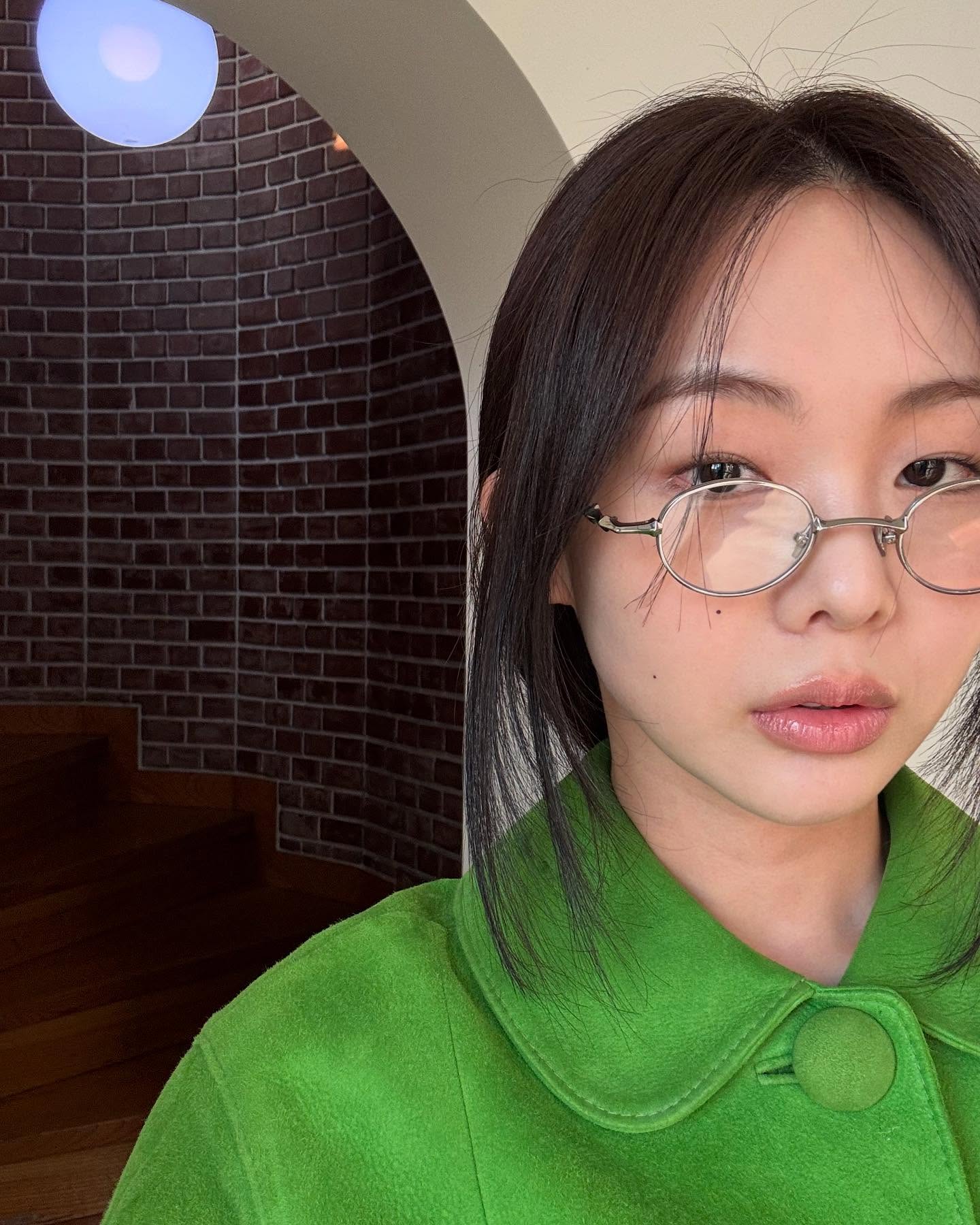 입으면 풋사과상 되는 아우터❓💚
사나, 금새록이 픽한 이 자켓은✨

- 자켓: 프라다 스웨이드 재킷 애플 그린 이미지3