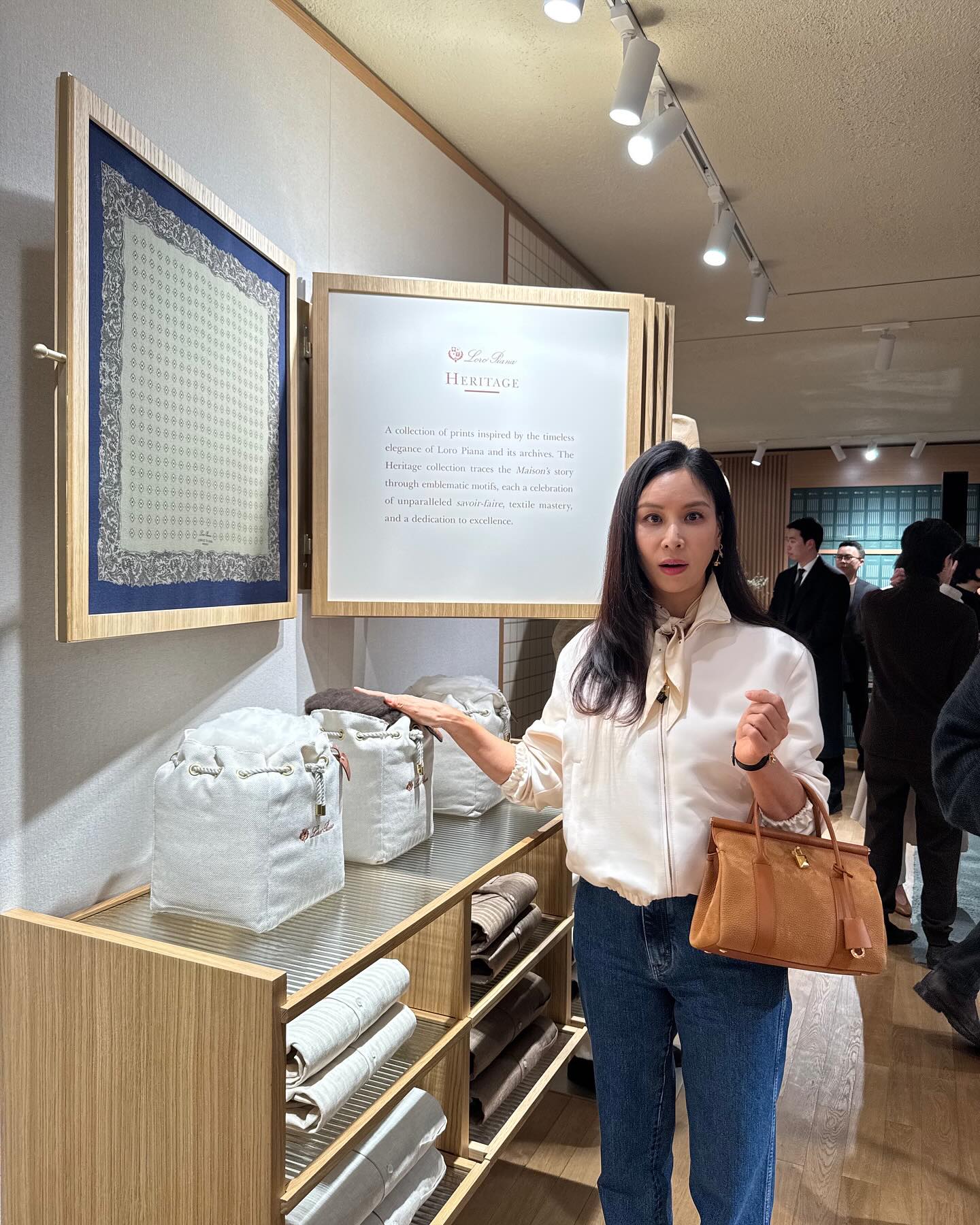 세련미 UP✨셀럽들의 스카프 3

봄 코디하면 떠오르는 아이템, 스카프는 코디에 세련미를 더해줄 뿐만 아니라 포인트템 역할도 톡톡히 하는데요. 선물용으로도 좋은 스카프는 한 번 구매하면 다양한 스타일에 활용할 수 있어 꼭 추천하는 패션 아이템이랍니다.

그래서 준비한 셀럽들이 선택한 스카프 3가지를 소개해드릴게요!
1. 김지원: 아비나펠르 - 롱 트윌리 실크 스카프 네이비
2. 한지혜: 생 로랑 - 스퀘어 실크 트윌 소재 스퀘어 스카프
3. 고소영: 로로피아나 - 트라이앵글 스카프 이미지8