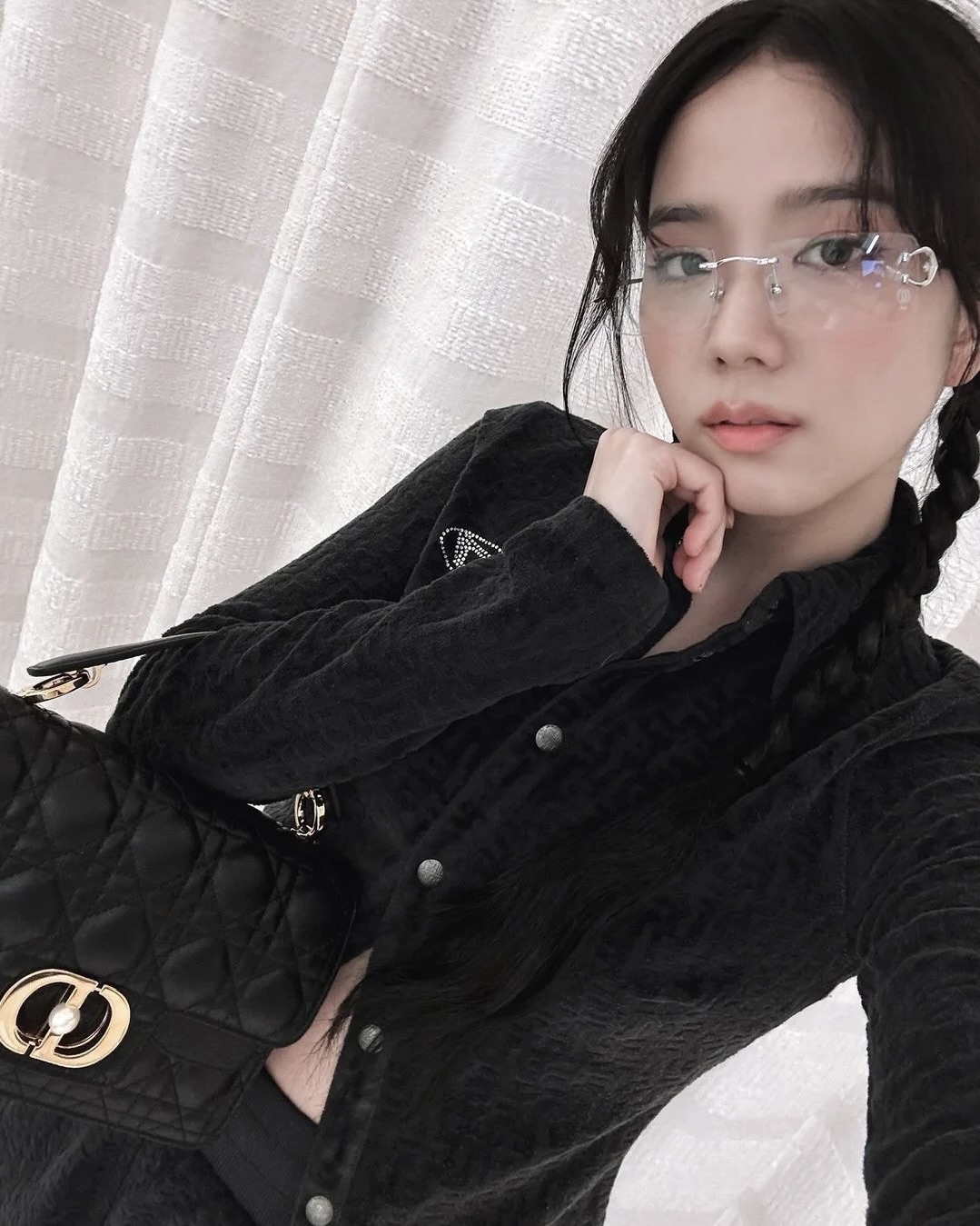 까르띠에는 안경도 잘한다😎

까르띠에는 주얼리, 시계만 잘하는 브랜드로 알려져 있지만 사실 아이웨어에서도 독보적인 감각을 자랑합니다. 최근 강민경과 블랙핑크 지수가 착용해 화제를 모은 안경 역시 까르띠에 제품인데요. 두 사람이 선택한 모델은 바로 Cartier CT0488O 002입니다. 메탈 프레임에 스퀘어형 무테 렌즈가 더해진 디자인으로, 클래식하면서도 트렌디한 무드를 연출하죠.

강민경은 빈티지한 모자와 레더 재킷에 이 안경을 매치해 감각적인 캐주얼 룩을 완성했습니다. 무테 디자인 덕분에 얼굴에 부드럽게 어우러지면서도, 시그니처 C 디테일이 고급스러움을 더하죠. 반면 지수는 블랙 룩에 같은 안경을 매치해 시크한 무드를 강조했습니다. 두 사람이 같은 모델을 착용했지만, 스타일링에 따라 전혀 다른 분위기를 보여준다는 점이 인상적입니다.

까르띠에 CT0488O 002는 실버 메탈 프레임에 조절 가능한 노즈 패드가 더해져 착용감도 우수합니다. 심플한 듯 보이지만 안경다리의 디테일과 유려한 곡선이 섬세한 존재감을 발휘하죠. 데일리 룩은 물론 포멀한 스타일에도 자연스럽게 녹아드는 제품입니다. 

주얼리나 시계로만 까르띠에를 떠올렸다면, 이번 기회에 아이웨어도 주목해보는 건 어떨까요? 스타일링에 정교한 무드를 더하고 싶을 때, 까르띠에 안경은 훌륭한 선택이 될 수 있습니다. 유행에 민감하면서도 클래식한 느낌을 잃고 싶지 않다면 더욱 추천하는 아이템입니다. 강민경과 지수의 착용 컷이 그 매력을 잘 증명하고 있으니까요!

까르띠에의 섬세한 디테일과 높은 퀄리티를 경험할 수 있는 이 안경, 여러분도 안경을 이용해 자신만의 무드를 완성해보는 건 어떨까요? ✨
 이미지