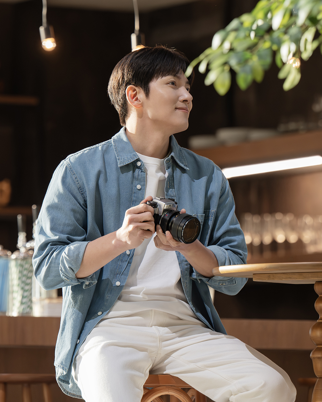 대세 배우의 청정라거🍺
지창욱 x 테라 역대급 조합 탄생 #광고

지창욱이 국내 대표맥주 청정라거 테라의 새 얼굴로 발탁되며 청량한 매력을 제대로 발산했습니다.

그는 첫 TV광고 <청정한 하루>에서 액션 배우, 사진작가, 직장인, 대학생 1인 4역을 소화하며 바쁜 하루 끝, 테라 한 잔으로 청정하게 리프레시하는 모습을 임팩트 있게 표현했습니다.

영상 속 지창욱의 긍정적이고 활력 넘치는 에너지와 청정한 미소가 테라와 아주 잘 어울리는데요.
이 둘의 케미가 앞으로 어떤 시너지를 보여줄 지 벌써부터 기대가 됩니다.

오늘 공개된 NEW 모델 지창욱의 첫 테라 광고는 지금 바로 슬라이드를 넘겨 확인하실 수 있습니다.

※ 경고: 지나친 음주는 뇌졸중, 기억력 손상이나 치매를 유발합니다. 임신 중 음주는 기형아 출생 위험을 높입니다. 이미지8