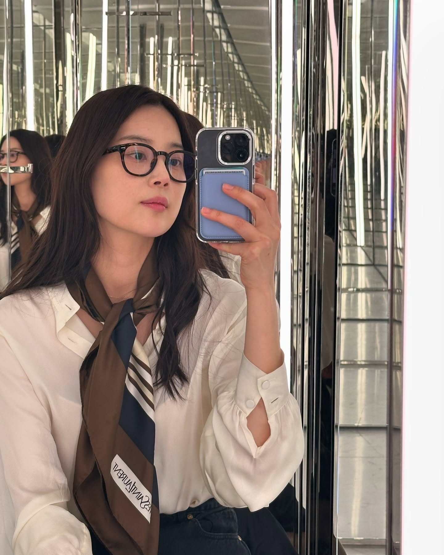 세련미 UP✨셀럽들의 스카프 3

봄 코디하면 떠오르는 아이템, 스카프는 코디에 세련미를 더해줄 뿐만 아니라 포인트템 역할도 톡톡히 하는데요. 선물용으로도 좋은 스카프는 한 번 구매하면 다양한 스타일에 활용할 수 있어 꼭 추천하는 패션 아이템이랍니다.

그래서 준비한 셀럽들이 선택한 스카프 3가지를 소개해드릴게요!
1. 김지원: 아비나펠르 - 롱 트윌리 실크 스카프 네이비
2. 한지혜: 생 로랑 - 스퀘어 실크 트윌 소재 스퀘어 스카프
3. 고소영: 로로피아나 - 트라이앵글 스카프 이미지5