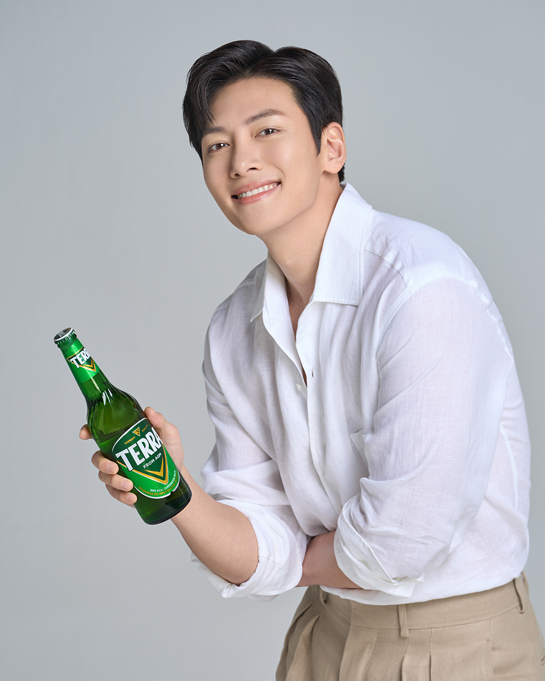 대세 배우의 청정라거🍺
지창욱 x 테라 역대급 조합 탄생 #광고

지창욱이 국내 대표맥주 청정라거 테라의 새 얼굴로 발탁되며 청량한 매력을 제대로 발산했습니다.

그는 첫 TV광고 <청정한 하루>에서 액션 배우, 사진작가, 직장인, 대학생 1인 4역을 소화하며 바쁜 하루 끝, 테라 한 잔으로 청정하게 리프레시하는 모습을 임팩트 있게 표현했습니다.

영상 속 지창욱의 긍정적이고 활력 넘치는 에너지와 청정한 미소가 테라와 아주 잘 어울리는데요.
이 둘의 케미가 앞으로 어떤 시너지를 보여줄 지 벌써부터 기대가 됩니다.

오늘 공개된 NEW 모델 지창욱의 첫 테라 광고는 지금 바로 슬라이드를 넘겨 확인하실 수 있습니다.

※ 경고: 지나친 음주는 뇌졸중, 기억력 손상이나 치매를 유발합니다. 임신 중 음주는 기형아 출생 위험을 높입니다. 이미지3