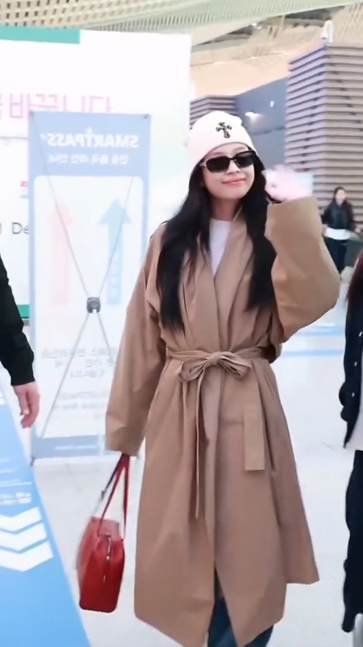 오늘 제니 공항룩은 더로우 트렌치🧥
크롬하츠 비니&젠몬 선글라스, 백으로 레드 포인트까지 완벽❤️🤍 이미지