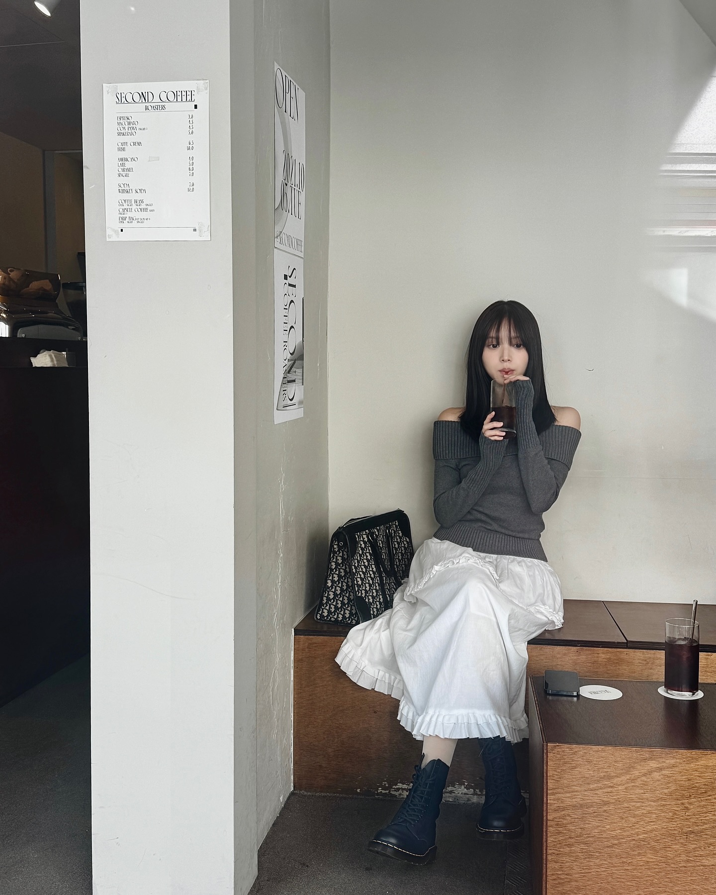 취향별로 고르는 화이트 여친룩🤍

화이트는 다양한 무드를 완성할 수 있는 만능 컬러죠! 그럼 셀럽들이 화이트 아이템을 어떻게 활용했는지 함께 살펴볼까요?✨

1. 오연서: 화이트 맨투맨 + 롱스커트에 레드 볼캡으로 포인트를 더해, 단조롭지 않은 유니크한 룩.
2. 한효주: 화이트 셔츠와 니트를 레이어링하고 데님 팬츠로 꾸안꾸 무드를 연출한 편안하면서도 세련된 룩.
3. 김지영: 그레이 오프숄더 니트 + 화이트 롱스커트로 완성한 여리여리한 여친룩. 이미지6