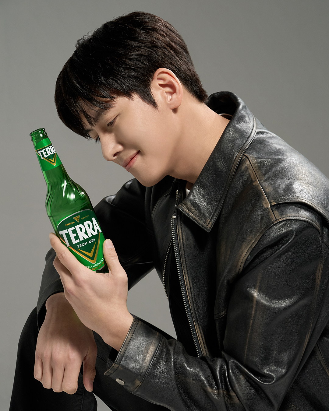 대세 배우의 청정라거🍺
지창욱 x 테라 역대급 조합 탄생 #광고

지창욱이 국내 대표맥주 청정라거 테라의 새 얼굴로 발탁되며 청량한 매력을 제대로 발산했습니다.

그는 첫 TV광고 <청정한 하루>에서 액션 배우, 사진작가, 직장인, 대학생 1인 4역을 소화하며 바쁜 하루 끝, 테라 한 잔으로 청정하게 리프레시하는 모습을 임팩트 있게 표현했습니다.

영상 속 지창욱의 긍정적이고 활력 넘치는 에너지와 청정한 미소가 테라와 아주 잘 어울리는데요.
이 둘의 케미가 앞으로 어떤 시너지를 보여줄 지 벌써부터 기대가 됩니다.

오늘 공개된 NEW 모델 지창욱의 첫 테라 광고는 지금 바로 슬라이드를 넘겨 확인하실 수 있습니다.

※ 경고: 지나친 음주는 뇌졸중, 기억력 손상이나 치매를 유발합니다. 임신 중 음주는 기형아 출생 위험을 높입니다. 이미지5