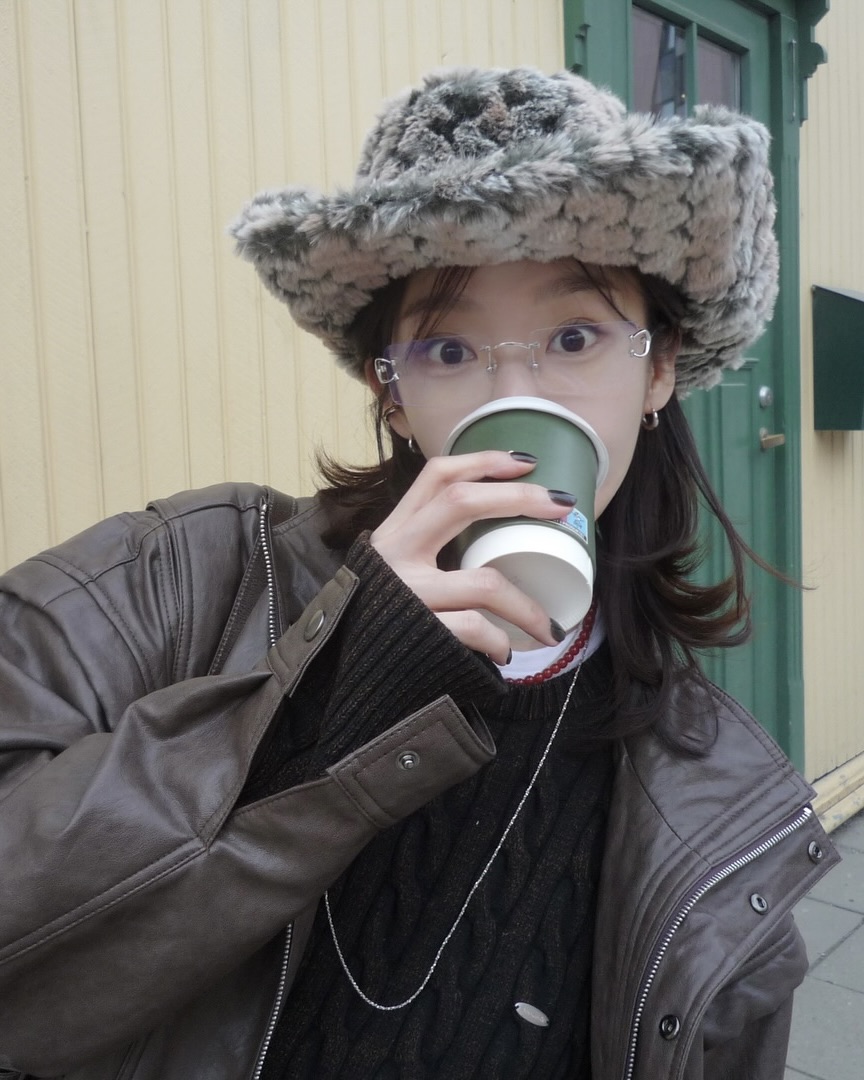 까르띠에는 안경도 잘한다😎

까르띠에는 주얼리, 시계만 잘하는 브랜드로 알려져 있지만 사실 아이웨어에서도 독보적인 감각을 자랑합니다. 최근 강민경과 블랙핑크 지수가 착용해 화제를 모은 안경 역시 까르띠에 제품인데요. 두 사람이 선택한 모델은 바로 Cartier CT0488O 002입니다. 메탈 프레임에 스퀘어형 무테 렌즈가 더해진 디자인으로, 클래식하면서도 트렌디한 무드를 연출하죠.

강민경은 빈티지한 모자와 레더 재킷에 이 안경을 매치해 감각적인 캐주얼 룩을 완성했습니다. 무테 디자인 덕분에 얼굴에 부드럽게 어우러지면서도, 시그니처 C 디테일이 고급스러움을 더하죠. 반면 지수는 블랙 룩에 같은 안경을 매치해 시크한 무드를 강조했습니다. 두 사람이 같은 모델을 착용했지만, 스타일링에 따라 전혀 다른 분위기를 보여준다는 점이 인상적입니다.

까르띠에 CT0488O 002는 실버 메탈 프레임에 조절 가능한 노즈 패드가 더해져 착용감도 우수합니다. 심플한 듯 보이지만 안경다리의 디테일과 유려한 곡선이 섬세한 존재감을 발휘하죠. 데일리 룩은 물론 포멀한 스타일에도 자연스럽게 녹아드는 제품입니다. 

주얼리나 시계로만 까르띠에를 떠올렸다면, 이번 기회에 아이웨어도 주목해보는 건 어떨까요? 스타일링에 정교한 무드를 더하고 싶을 때, 까르띠에 안경은 훌륭한 선택이 될 수 있습니다. 유행에 민감하면서도 클래식한 느낌을 잃고 싶지 않다면 더욱 추천하는 아이템입니다. 강민경과 지수의 착용 컷이 그 매력을 잘 증명하고 있으니까요!

까르띠에의 섬세한 디테일과 높은 퀄리티를 경험할 수 있는 이 안경, 여러분도 안경을 이용해 자신만의 무드를 완성해보는 건 어떨까요? ✨
 이미지