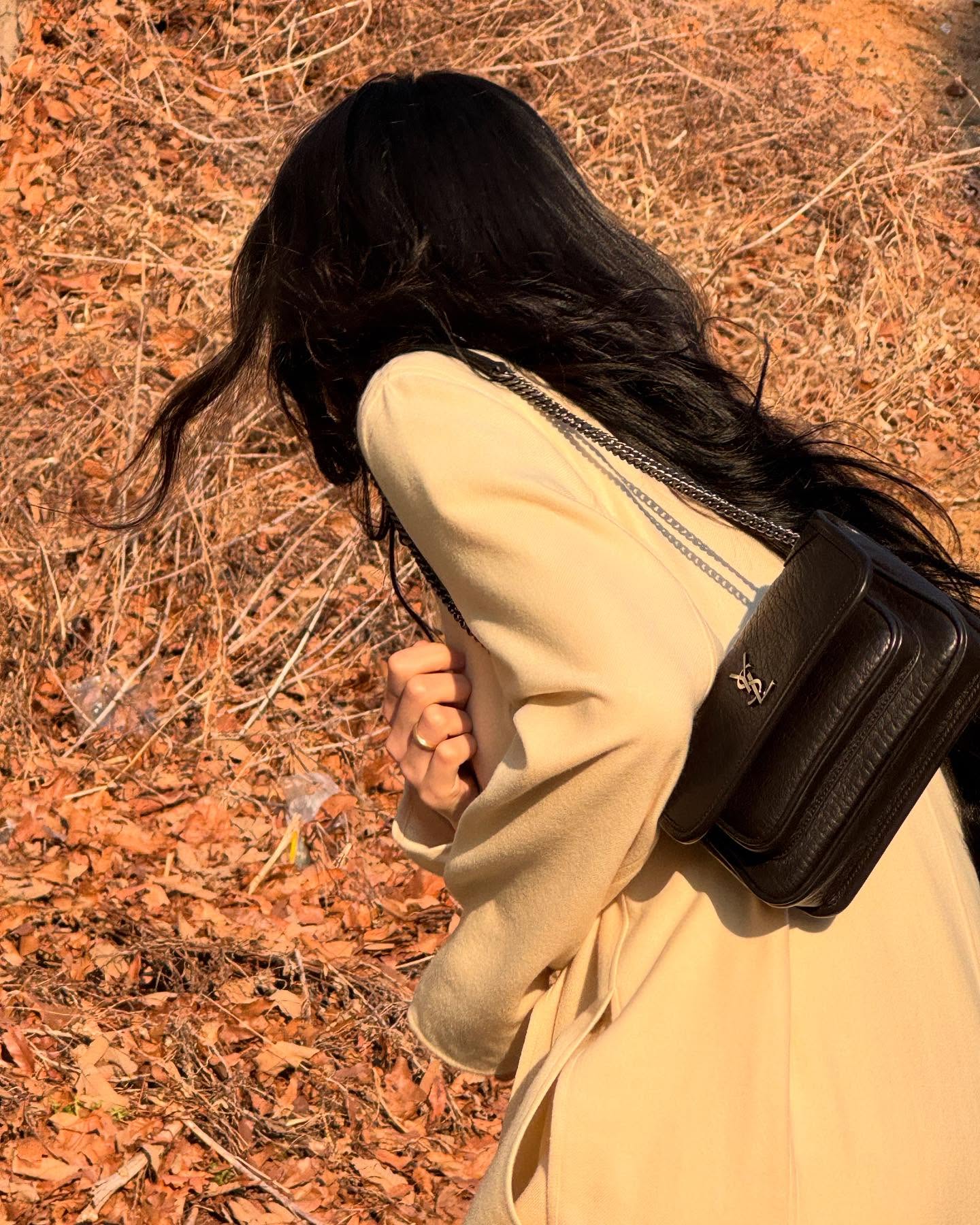 채영의 알잘딱깔 생 로랑 백✨

트와이스 채영이 인스타그램에 아이보리 코트를 입고 생 로랑 가방을 착용한 사진을 업로드 했습니다. 여기서 보여진 생 로랑 가방은 간단한 소지품을 넣고 외출할 때 휘뚜루 매기 좋은 사이즈였는데요. 
외출할 때 간단하게 챙겨 휙 들고 나가고 싶은 이 마음을 정말 알(아서)잘~딱!깔(끔하게) 생 로랑이 알아준 것 같아 탐이나네요.🤭 
그래서 이 가방의 정보를 알아왔습니다!

- 가방: 생 로랑_그레인 램스킨 소재 니키 미니_259만원 이미지8