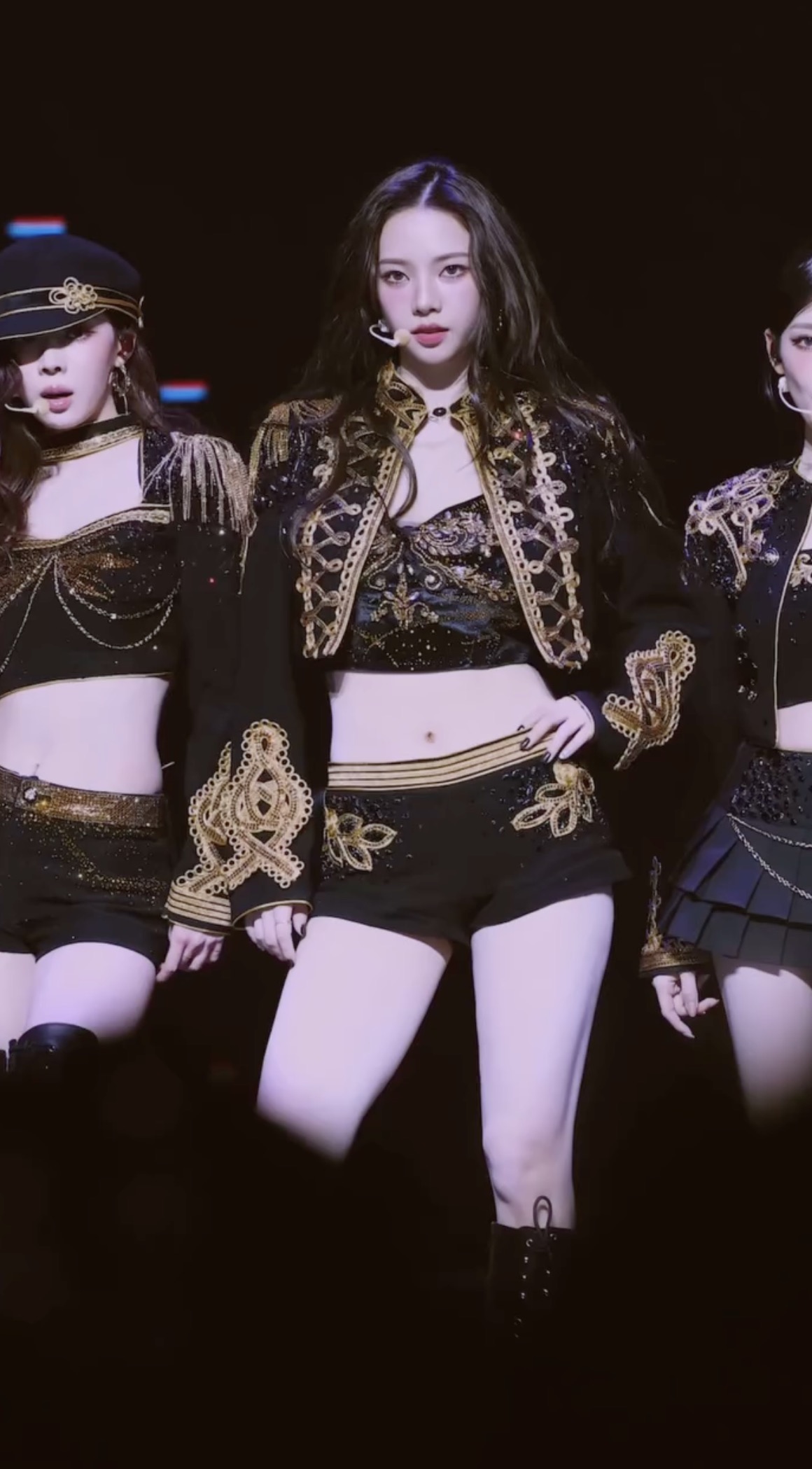 카리나 찰떡곡🖤블랙맘바
넋 놓고 보게 되는 카리나 비주얼✨ 이미지