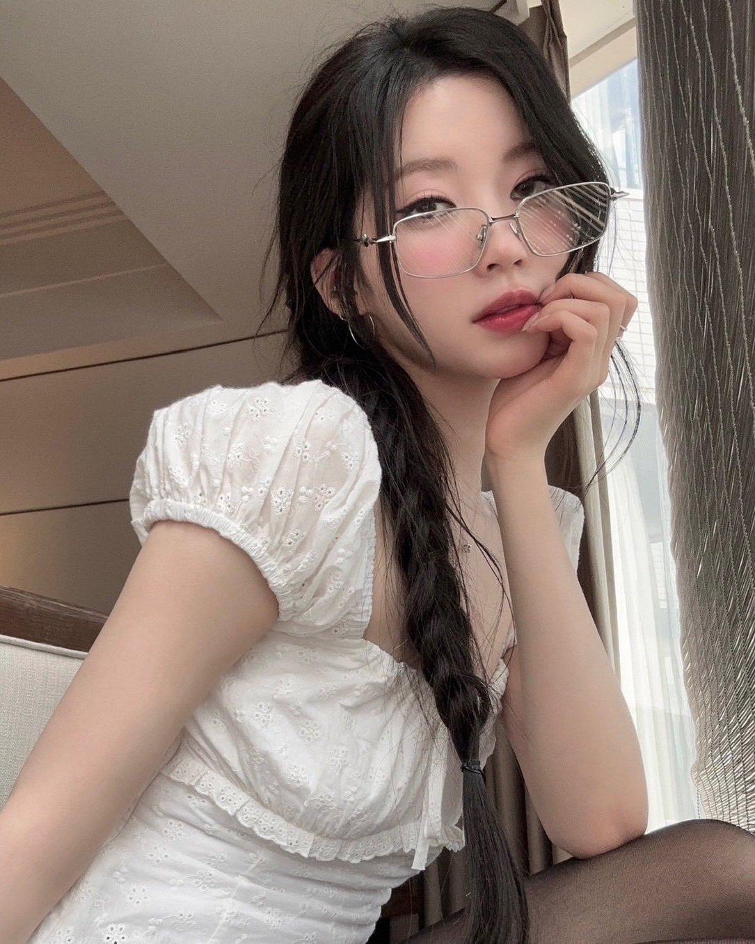  베이비몬스터 아사의 사복🧐

요즘 아이돌 사복 스타일에서 빠질 수 없는 인물이 있죠. 바로 베이비몬스터의 아사입니다. 힙하면서도 러블리한 무드를 자유자재로 넘나드는 그녀의 사복 패션은 디테일이 살아있는데요. 특히 액세서리 활용이 돋보입니다.

아사는 평소 모자와 안경을 스타일링의 핵심으로 활용하는데요. 빈티지한 베이커 보이 캡부터 클래식한 안경까지 스타일링에 따라 다양한 분위기를 연출합니다. 공항 패션에서는 베이커 보이 캡을 쓰고 시크한 레이어드 룩을 완성했고, 일상 사진에서는 안경을 매치해 레트로한 감성을 살렸습니다. 이런 작은 요소들이 룩의 분위기를 확 바꿔주죠.

또한, 목에 포인트를 주는 스타일링도 눈여겨볼 만합니다. 초커, 스카프, 목도리 등 다양한 아이템을 활용해 룩의 완성도를 높이는데요. 가죽 재킷과 초커를 매치하면 힙한 분위기가 살아나고, 니트와 도톰한 목도리를 더하면 러블리한 무드가 강조됩니다.

아사의 스타일에서 빼놓을 수 없는 또 하나의 포인트는 패턴 스타킹입니다. 체크 패턴 스타킹과 니삭스를 매치해 러블리하면서도 개성 있는 스타일을 연출했죠. 블랙 스타킹이나 베이직한 니삭스를 선택하는 일반적인 스타일과 달리, 컬러와 패턴이 들어간 아이템으로 룩에 포인트를 주는 것이 특징입니다.

이렇게 작은 디테일까지 신경 쓰는 아사의 사복 패션, 정말 매력적이지 않나요? 모자, 안경, 초커, 그리고 패턴 스타킹까지! 그녀의 스타일링을 참고하면 평범한 룩도 감각적으로 업그레이드할 수 있을 것 같네요😍 이미지5