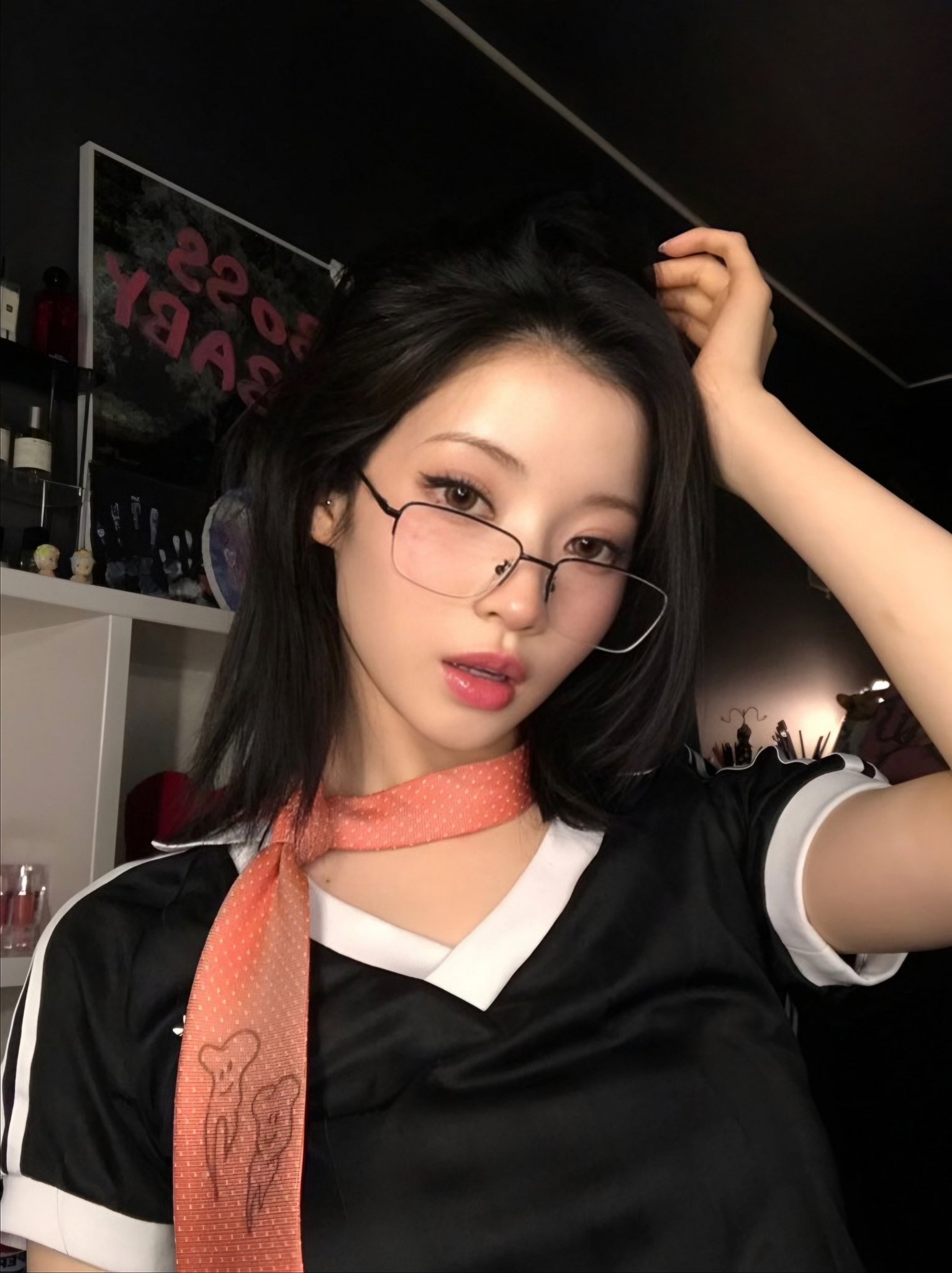  베이비몬스터 아사의 사복🧐

요즘 아이돌 사복 스타일에서 빠질 수 없는 인물이 있죠. 바로 베이비몬스터의 아사입니다. 힙하면서도 러블리한 무드를 자유자재로 넘나드는 그녀의 사복 패션은 디테일이 살아있는데요. 특히 액세서리 활용이 돋보입니다.

아사는 평소 모자와 안경을 스타일링의 핵심으로 활용하는데요. 빈티지한 베이커 보이 캡부터 클래식한 안경까지 스타일링에 따라 다양한 분위기를 연출합니다. 공항 패션에서는 베이커 보이 캡을 쓰고 시크한 레이어드 룩을 완성했고, 일상 사진에서는 안경을 매치해 레트로한 감성을 살렸습니다. 이런 작은 요소들이 룩의 분위기를 확 바꿔주죠.

또한, 목에 포인트를 주는 스타일링도 눈여겨볼 만합니다. 초커, 스카프, 목도리 등 다양한 아이템을 활용해 룩의 완성도를 높이는데요. 가죽 재킷과 초커를 매치하면 힙한 분위기가 살아나고, 니트와 도톰한 목도리를 더하면 러블리한 무드가 강조됩니다.

아사의 스타일에서 빼놓을 수 없는 또 하나의 포인트는 패턴 스타킹입니다. 체크 패턴 스타킹과 니삭스를 매치해 러블리하면서도 개성 있는 스타일을 연출했죠. 블랙 스타킹이나 베이직한 니삭스를 선택하는 일반적인 스타일과 달리, 컬러와 패턴이 들어간 아이템으로 룩에 포인트를 주는 것이 특징입니다.

이렇게 작은 디테일까지 신경 쓰는 아사의 사복 패션, 정말 매력적이지 않나요? 모자, 안경, 초커, 그리고 패턴 스타킹까지! 그녀의 스타일링을 참고하면 평범한 룩도 감각적으로 업그레이드할 수 있을 것 같네요😍 이미지6