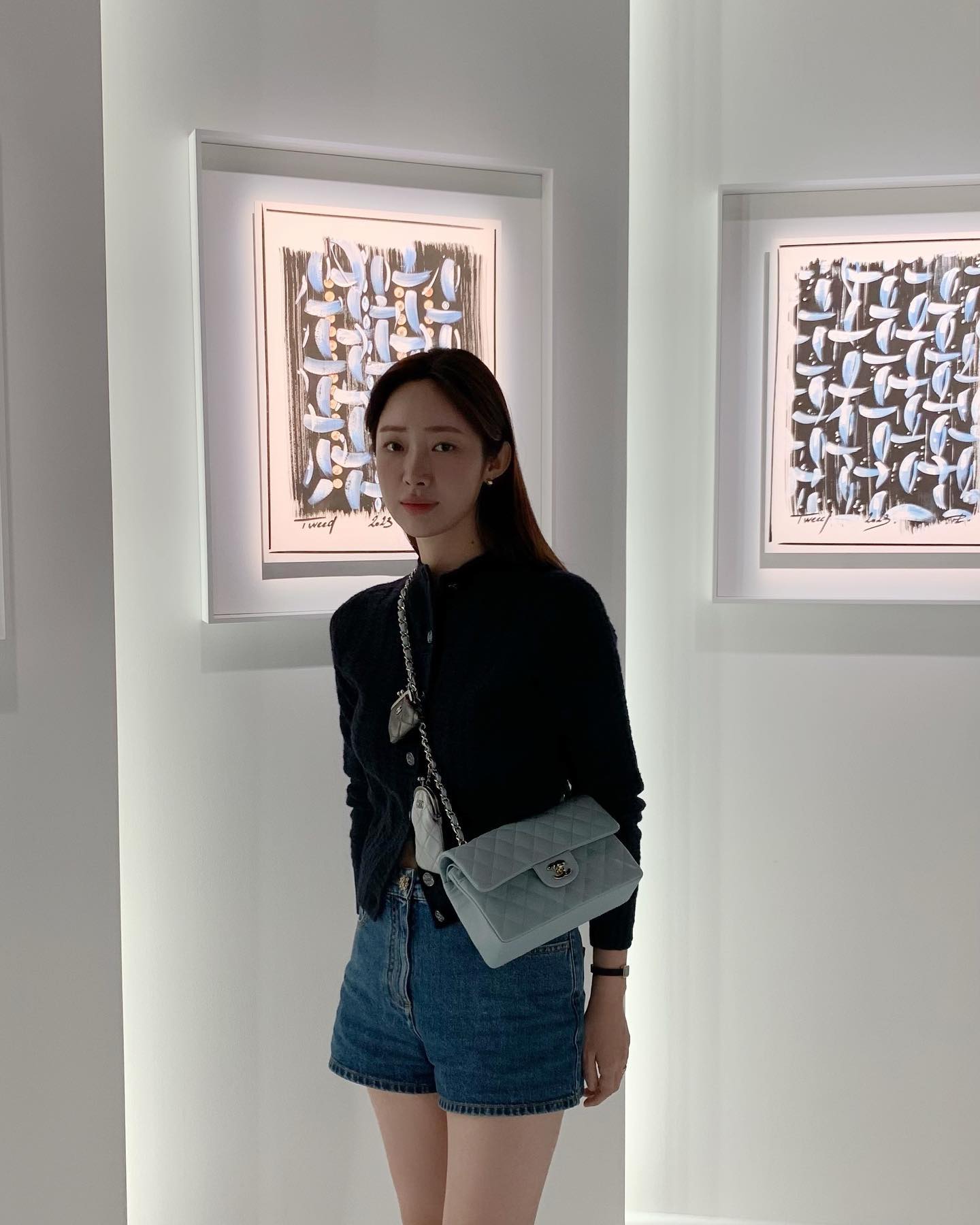 샤넬 클래식, 이렇게 활용하자🔍

결혼식장에서 가장 많이 볼 수 있는 가방 하면 바로 샤넬 클래식 백이 떠오르죠. 천만 원이 훌쩍 넘는 가격과 포멀한 디자인 때문인지, 데일리룩에서는 쉽게 보기 어려운 가방인데요. 하지만 이렇게 예쁜 가방을 특별한 날에만 들고 다니기엔 너무 아깝지 않나요? 그래서 클래식 백을 일상 속에서 자연스럽게 녹일 수 있는 스타일링 레퍼런스를 준비해 봤습니다.

차정원은 데님 쇼츠에 트위드 가디건을 걸치고 클래식 백을 숄더로 연출했습니다. 단정한 느낌을 유지하면서도, 데님의 캐주얼한 무드 덕분에 클래식 백이 포멀해 보이지 않죠.

트렌치코트나 미니멀한 블랙 코트와 함께 매치하면 한층 더 고급스러운 스타일이 완성됩니다. 클래식 백을 크로스로 걸치거나, 체인 스트랩을 짧게 조절해 숄더백으로 활용하면 더욱 스타일리시해 보이죠. 블랙 코트에 블랙 클래식 백을 더하면 시크한 무드가 극대화되고, 베이지 톤의 코트와 베이지 클래식 백을 매치하면 따뜻한 분위기가 연출됩니다.

편안한 니트웨어와 매치하는 것도 좋은 방법입니다. 오버핏 니트에 와이드 팬츠를 입고 클래식 백을 걸치면, 편안하면서도 꾸민 듯한 느낌을 줄 수 있어요. 특히 뉴트럴 톤의 니트와 베이지 클래식 백의 조합은 부드럽고 우아한 분위기를 연출해 줍니다.

이처럼 샤넬 클래식 백은 꼭 격식 있는 자리에서만 들어야 하는 가방이 아닙니다. 데일리룩에도 충분히 활용할 수 있는 아이템이니까요. 심플한 스타일링에 클래식 백 하나만 더해도 룩의 완성도가 확 올라가니, 장롱 속에 묵혀둔 클래식 백이 있다면 이번 기회에 꺼내 활용해 보세요! 😊 이미지
