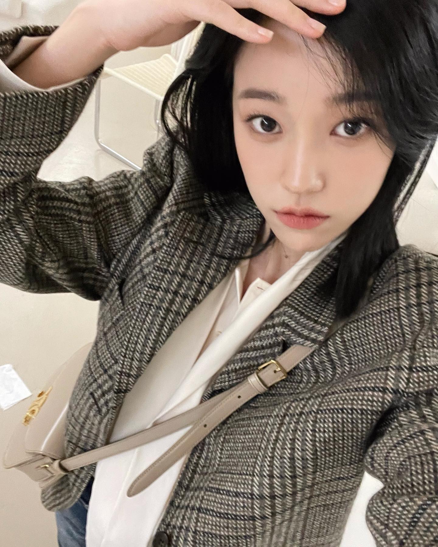 노윤서의 미니멀한 간절기 자켓룩🤎 이미지7