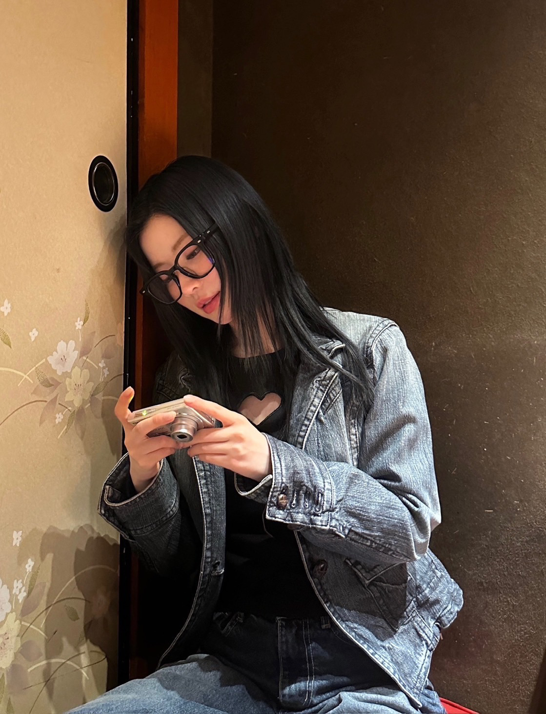  베이비몬스터 아사의 사복🧐

요즘 아이돌 사복 스타일에서 빠질 수 없는 인물이 있죠. 바로 베이비몬스터의 아사입니다. 힙하면서도 러블리한 무드를 자유자재로 넘나드는 그녀의 사복 패션은 디테일이 살아있는데요. 특히 액세서리 활용이 돋보입니다.

아사는 평소 모자와 안경을 스타일링의 핵심으로 활용하는데요. 빈티지한 베이커 보이 캡부터 클래식한 안경까지 스타일링에 따라 다양한 분위기를 연출합니다. 공항 패션에서는 베이커 보이 캡을 쓰고 시크한 레이어드 룩을 완성했고, 일상 사진에서는 안경을 매치해 레트로한 감성을 살렸습니다. 이런 작은 요소들이 룩의 분위기를 확 바꿔주죠.

또한, 목에 포인트를 주는 스타일링도 눈여겨볼 만합니다. 초커, 스카프, 목도리 등 다양한 아이템을 활용해 룩의 완성도를 높이는데요. 가죽 재킷과 초커를 매치하면 힙한 분위기가 살아나고, 니트와 도톰한 목도리를 더하면 러블리한 무드가 강조됩니다.

아사의 스타일에서 빼놓을 수 없는 또 하나의 포인트는 패턴 스타킹입니다. 체크 패턴 스타킹과 니삭스를 매치해 러블리하면서도 개성 있는 스타일을 연출했죠. 블랙 스타킹이나 베이직한 니삭스를 선택하는 일반적인 스타일과 달리, 컬러와 패턴이 들어간 아이템으로 룩에 포인트를 주는 것이 특징입니다.

이렇게 작은 디테일까지 신경 쓰는 아사의 사복 패션, 정말 매력적이지 않나요? 모자, 안경, 초커, 그리고 패턴 스타킹까지! 그녀의 스타일링을 참고하면 평범한 룩도 감각적으로 업그레이드할 수 있을 것 같네요😍 이미지7