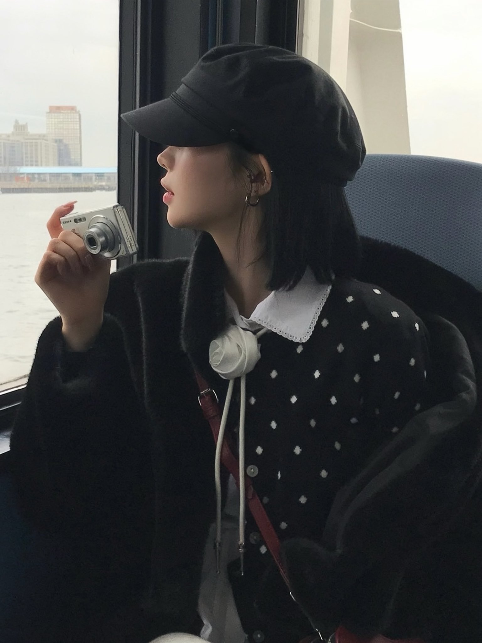  베이비몬스터 아사의 사복🧐

요즘 아이돌 사복 스타일에서 빠질 수 없는 인물이 있죠. 바로 베이비몬스터의 아사입니다. 힙하면서도 러블리한 무드를 자유자재로 넘나드는 그녀의 사복 패션은 디테일이 살아있는데요. 특히 액세서리 활용이 돋보입니다.

아사는 평소 모자와 안경을 스타일링의 핵심으로 활용하는데요. 빈티지한 베이커 보이 캡부터 클래식한 안경까지 스타일링에 따라 다양한 분위기를 연출합니다. 공항 패션에서는 베이커 보이 캡을 쓰고 시크한 레이어드 룩을 완성했고, 일상 사진에서는 안경을 매치해 레트로한 감성을 살렸습니다. 이런 작은 요소들이 룩의 분위기를 확 바꿔주죠.

또한, 목에 포인트를 주는 스타일링도 눈여겨볼 만합니다. 초커, 스카프, 목도리 등 다양한 아이템을 활용해 룩의 완성도를 높이는데요. 가죽 재킷과 초커를 매치하면 힙한 분위기가 살아나고, 니트와 도톰한 목도리를 더하면 러블리한 무드가 강조됩니다.

아사의 스타일에서 빼놓을 수 없는 또 하나의 포인트는 패턴 스타킹입니다. 체크 패턴 스타킹과 니삭스를 매치해 러블리하면서도 개성 있는 스타일을 연출했죠. 블랙 스타킹이나 베이직한 니삭스를 선택하는 일반적인 스타일과 달리, 컬러와 패턴이 들어간 아이템으로 룩에 포인트를 주는 것이 특징입니다.

이렇게 작은 디테일까지 신경 쓰는 아사의 사복 패션, 정말 매력적이지 않나요? 모자, 안경, 초커, 그리고 패턴 스타킹까지! 그녀의 스타일링을 참고하면 평범한 룩도 감각적으로 업그레이드할 수 있을 것 같네요😍 이미지3
