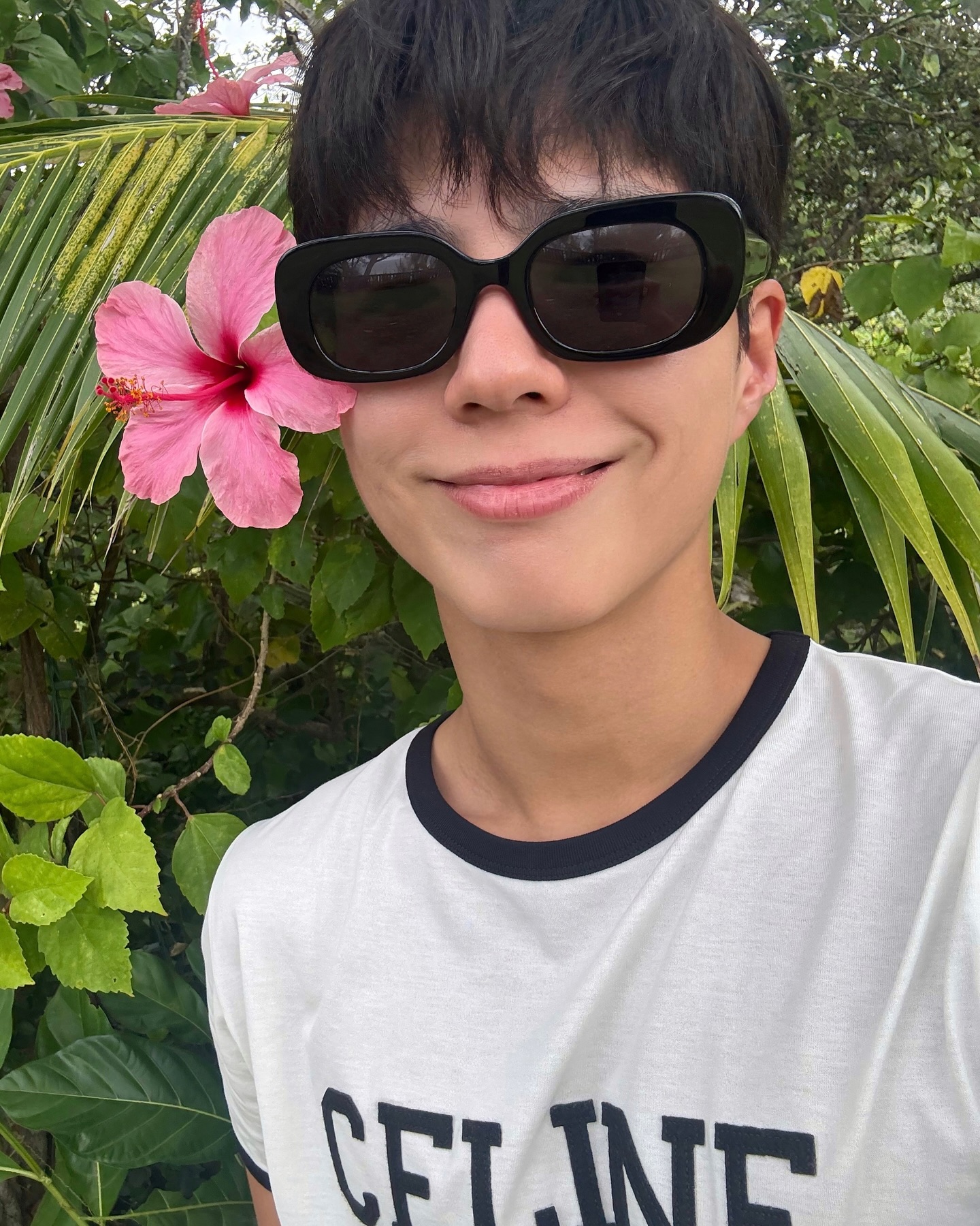 💥충격 상탈 보검 실존🤯
휴가 중인 박보검, 전 셀린느 착장 자세히 보려고 안경 썼습니다👓 이미지4