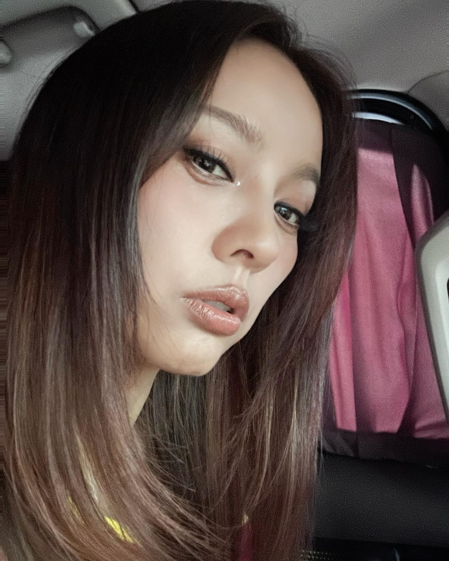 이효리, 뷰티 서바이벌 MC 확정💄
가수 이효리가 신규 메이크업 서바이벌 프로그램 <저스트 메이크업> 메인 MC로 발탁됐습니다.
이 프로그램은 K-뷰티를 대표하는 국내외 정상급 메이크업 아티스트, 글로벌 인플루언서, 신예 크리에이터들이 참가하는 세계 최초 본격 메이크업 서바이벌 프로그램입니다.
‘저스트 메이크업’은 제작 초기부터 국내외 뷰티 업계에서 뜨거운 관심을 받으며 참가 신청이 쇄도하였습니다. 확정된 참가자 라인업에는 셀럽 메이크업 아티스트, 글로벌 뷰티 인플루언서 등 다양한 전문가들이 포함되어 수준 높은 경쟁이 예상됩니다.
이번 프로그램을 제작하는 SLL의 레이블 스튜디오 슬램은 ‘싱어게인’, ‘크라임씬’ 시리즈를 비롯, 넷플릭스 ‘흑백요리사: 요리 계급 전쟁’ 등을 성공시킨 경험이 있습니다.
<저스트 메이크업>은 2025년 하반기 국내외 주요 플랫폼을 통해 공개됩니다. 이미지2